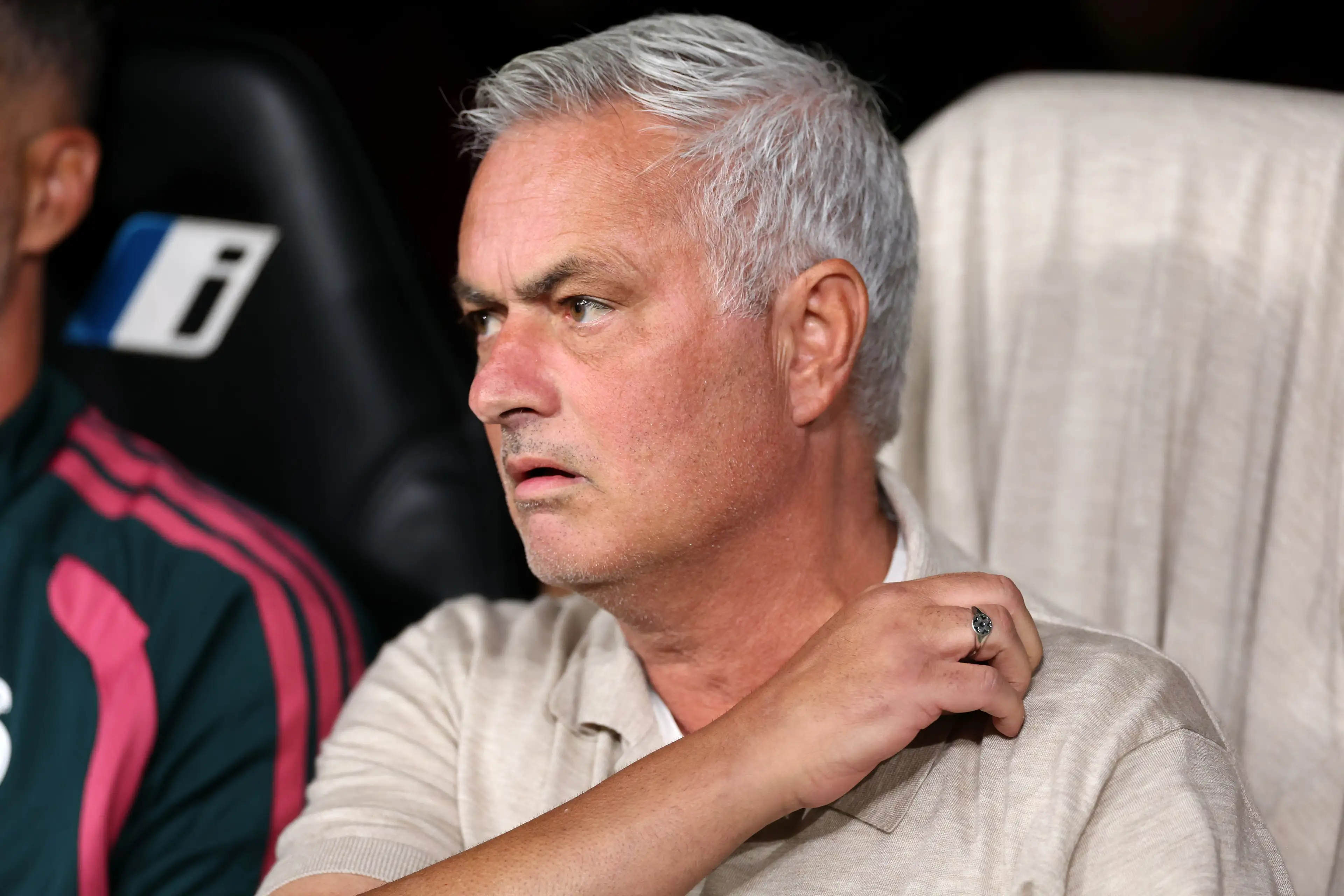 Atletico Madrid menyindir Mourinho dengan selembar kertas cetak: "Hentikan pelecehan terhadap wasit"