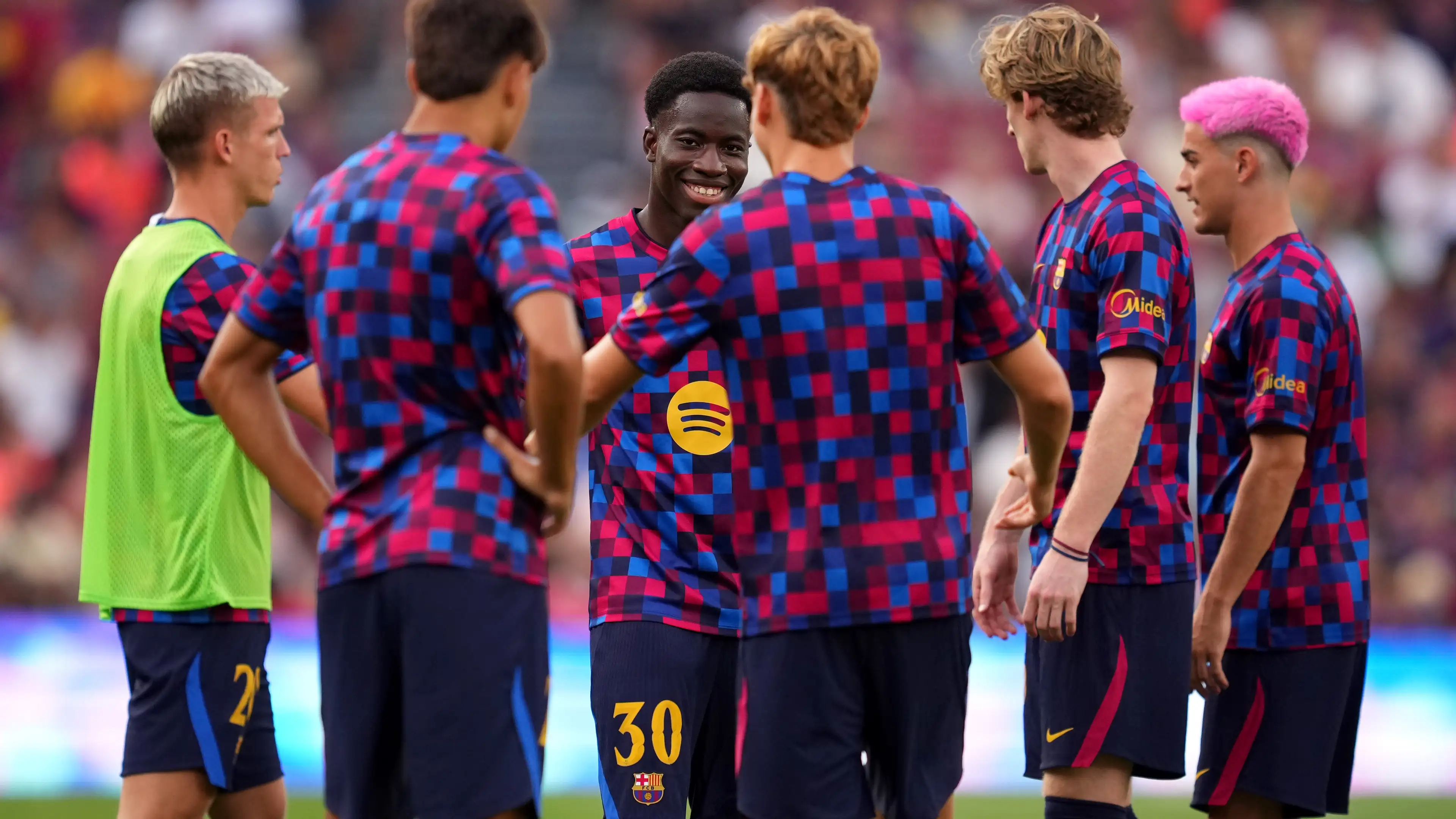 Pukulan telak bagi Barcelona: cedera menyakitkan yang membuat pemainnya absen selama 5 pekan