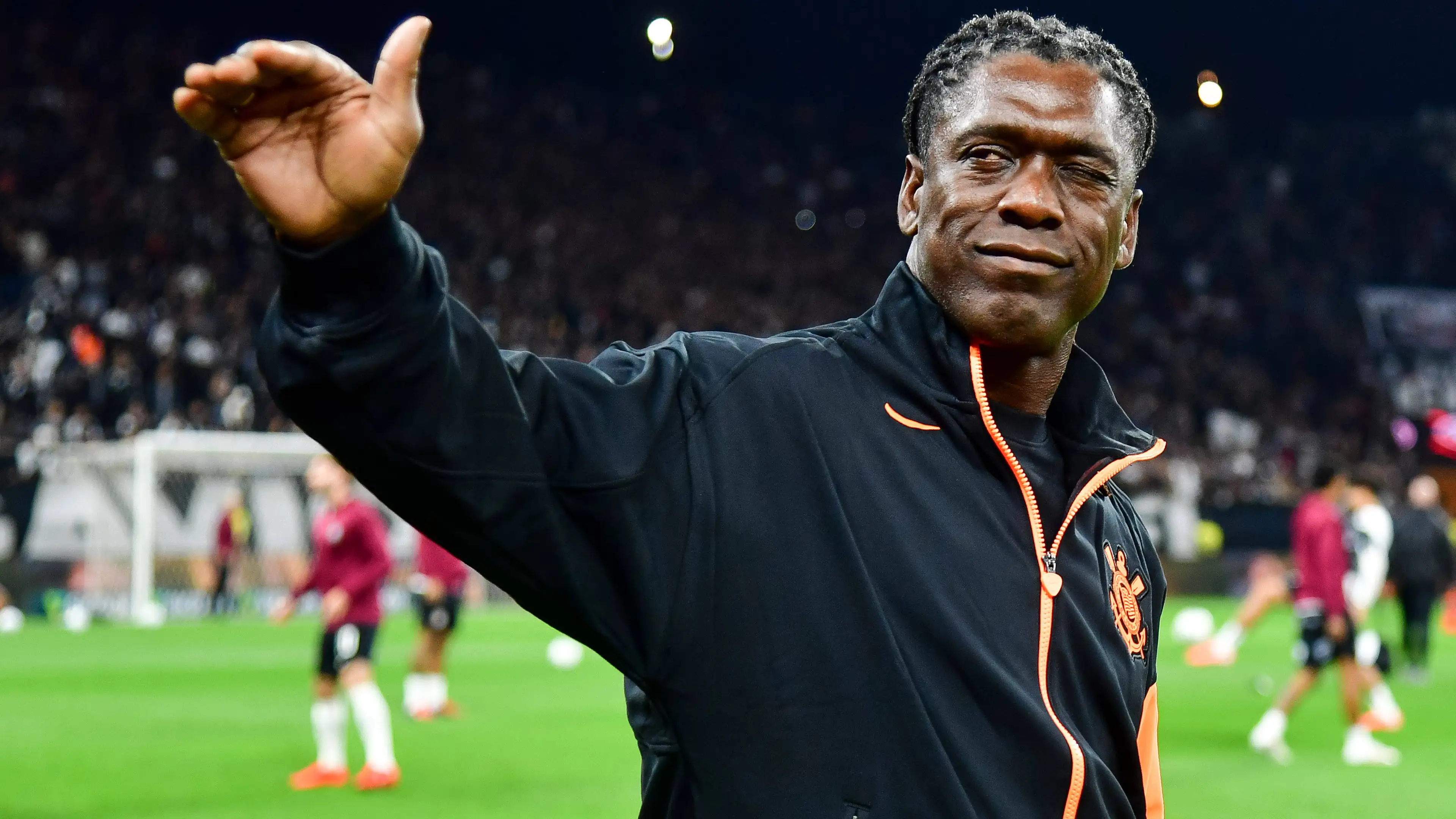 Clarence Seedorf baru satu pertandingan sudah jadi sasaran kritik di Corinthians: "Dasar keledai, benar-benar orang bodoh!"