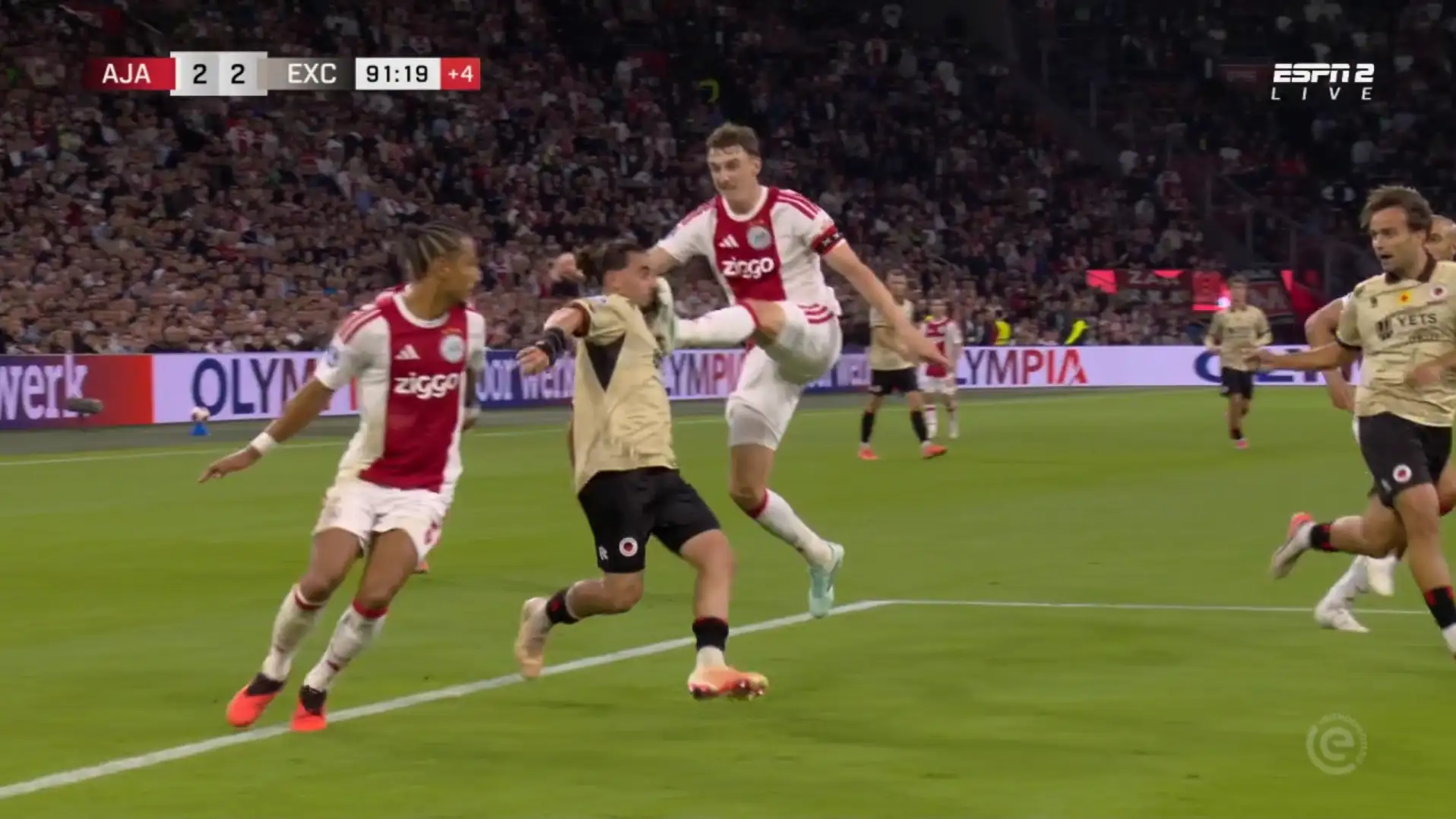 Kebingungan total setelah Ajax - Excelsior: 'Hapus VAR! Dia menendang wajahnya'