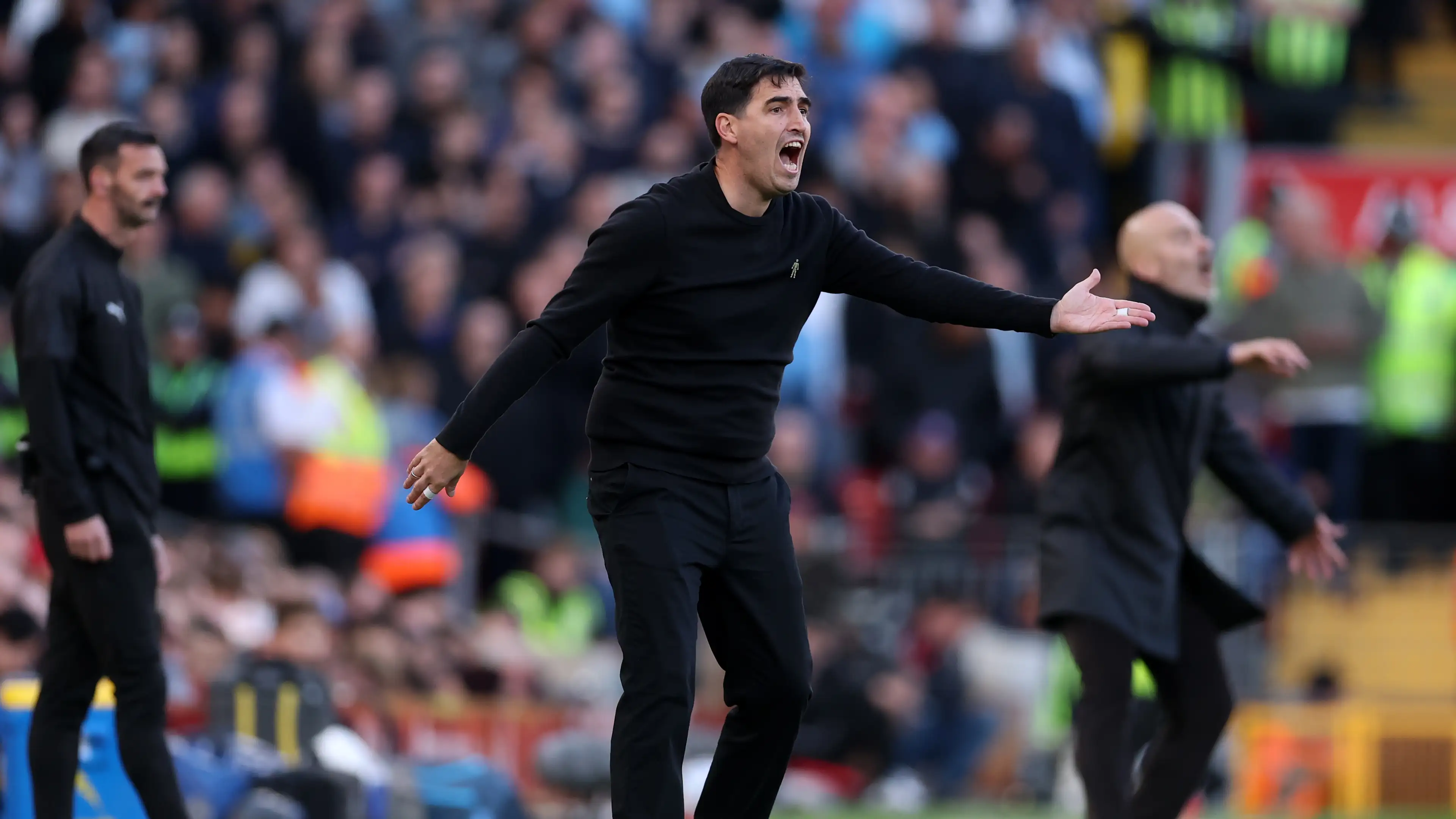 Iraola protes kartu merah: Kami memainkan dua pertandingan berbeda melawan Manchester City