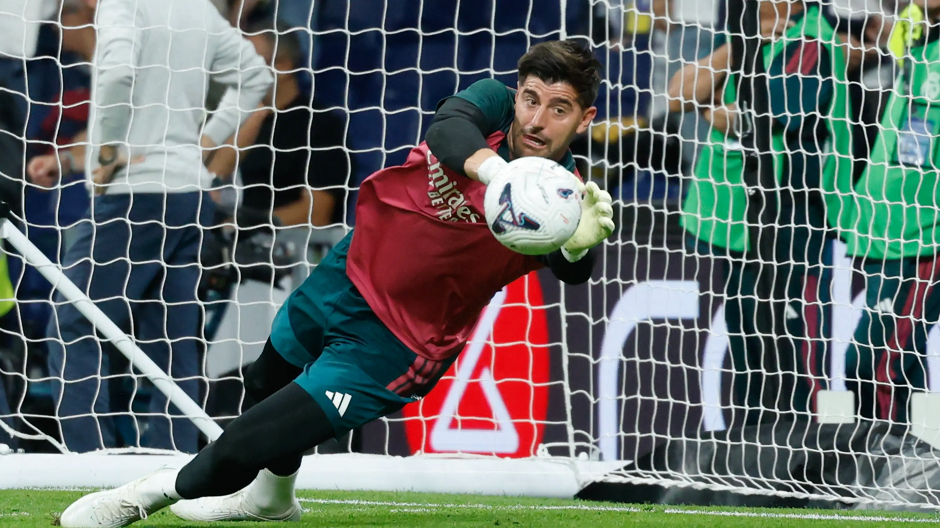Courtois menahan tenggelam: lini belakang Real Madrid yang bolong membongkar celah terbesar Mourinho