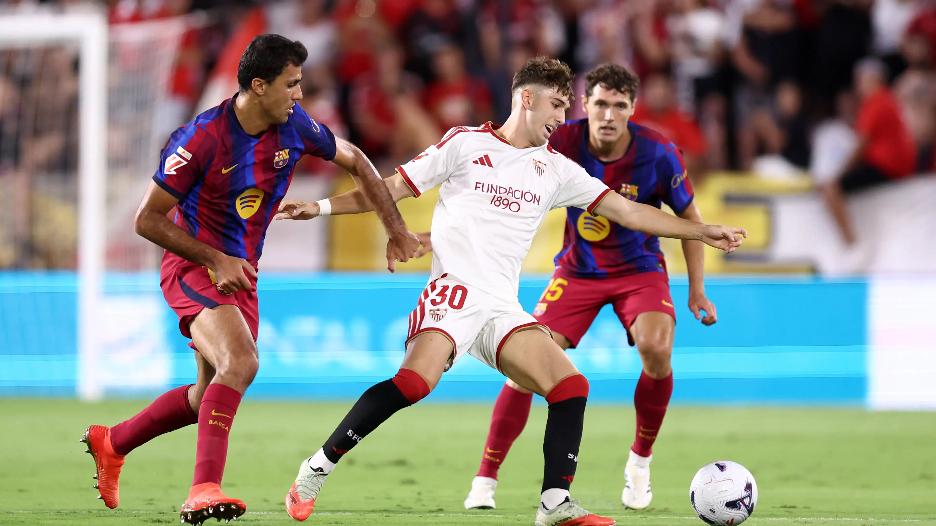 Pukulan telak: Bintang Barcelona meninggalkan laga kontra Sevilla sambil menangis