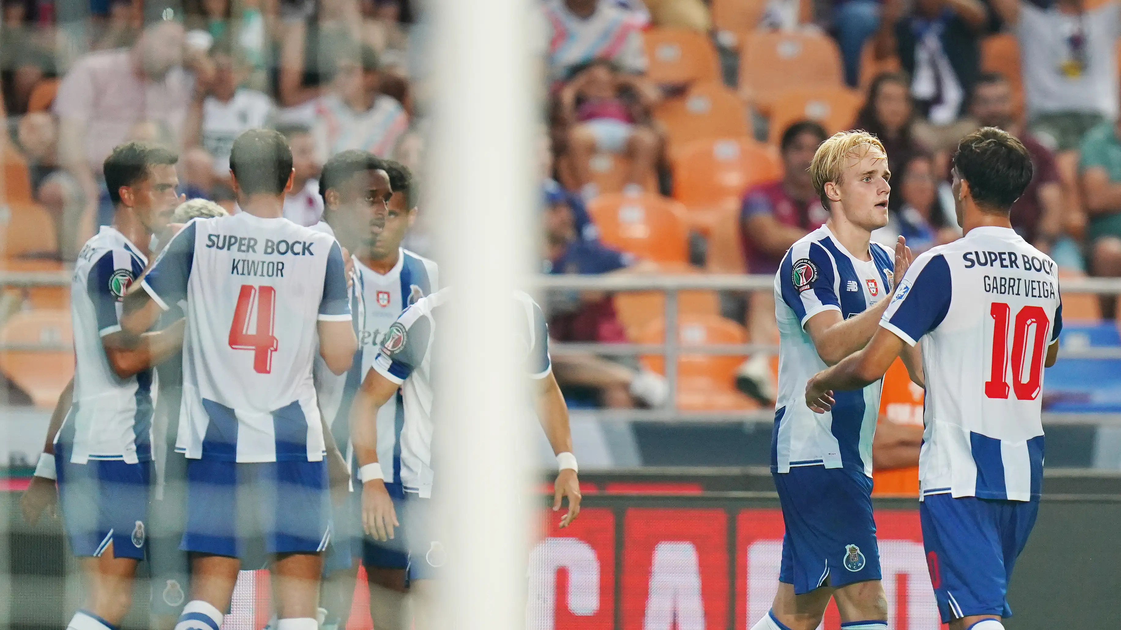 Francesco Farioli raih trofi kedua sebagai pelatih FC Porto saat debut Hwang In-beom