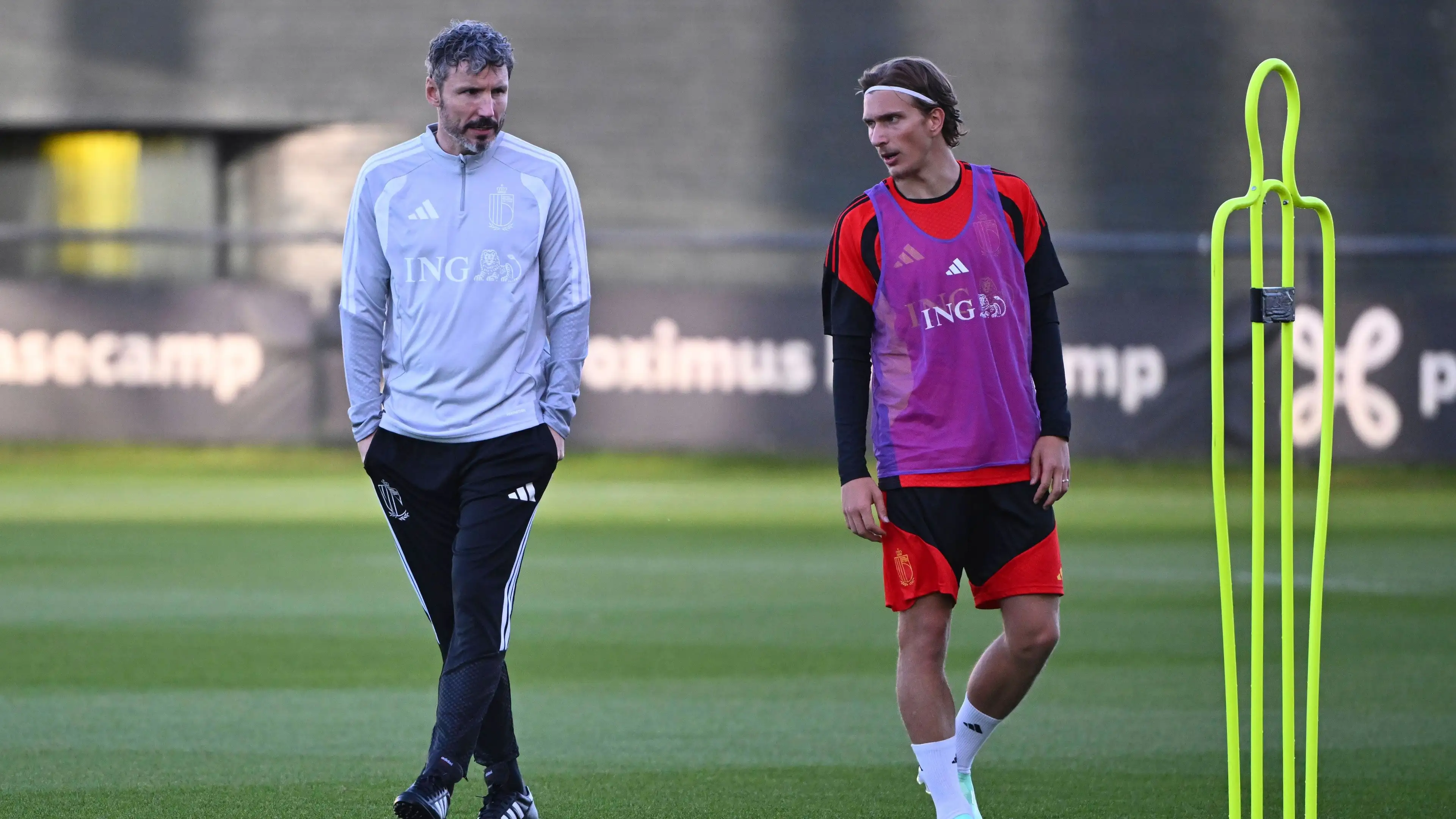 Latihan pertama pelatih tim nasional Mark van Bommel menghasilkan penilaian mencolok tentang Mika Godts