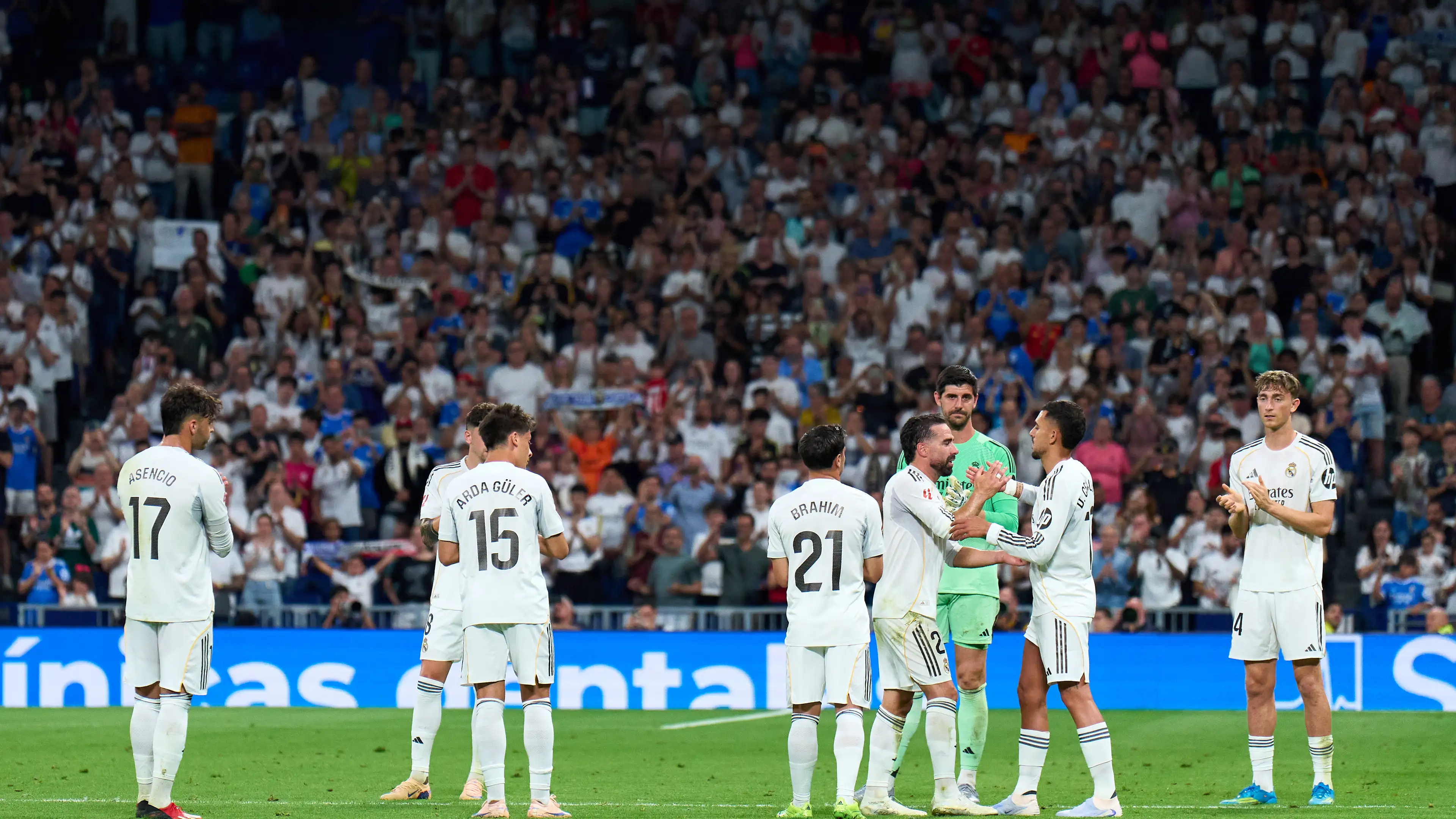 Jam pasir dan bola Liga Champions: Bintang Real Madrid picu spekulasi soal masa depannya