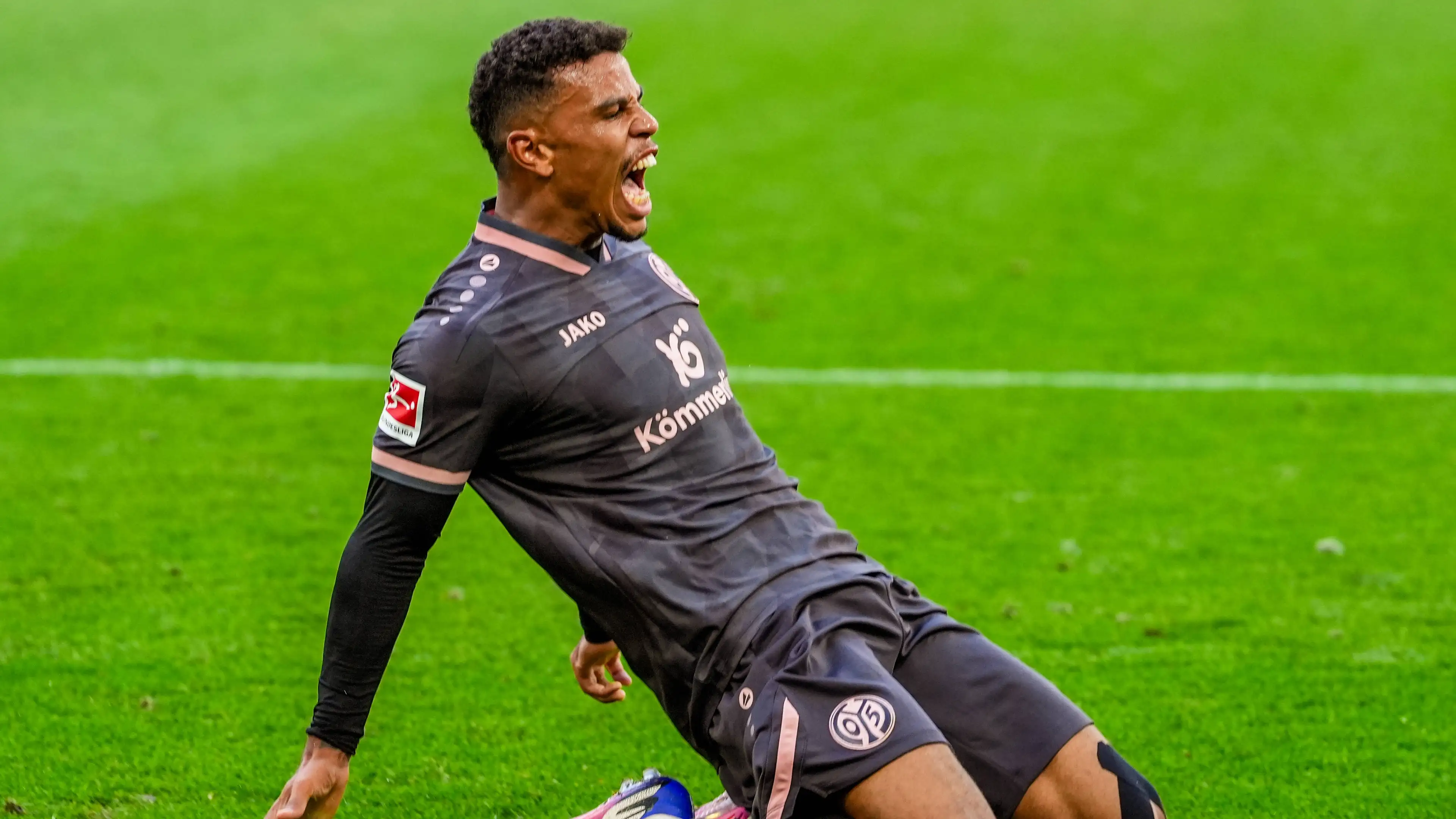 Antara "sangat keterlaluan" dan "masa bodoh": Perdebatan kontroversial soal selebrasi Ransford Königsdörffer di Hamburg
