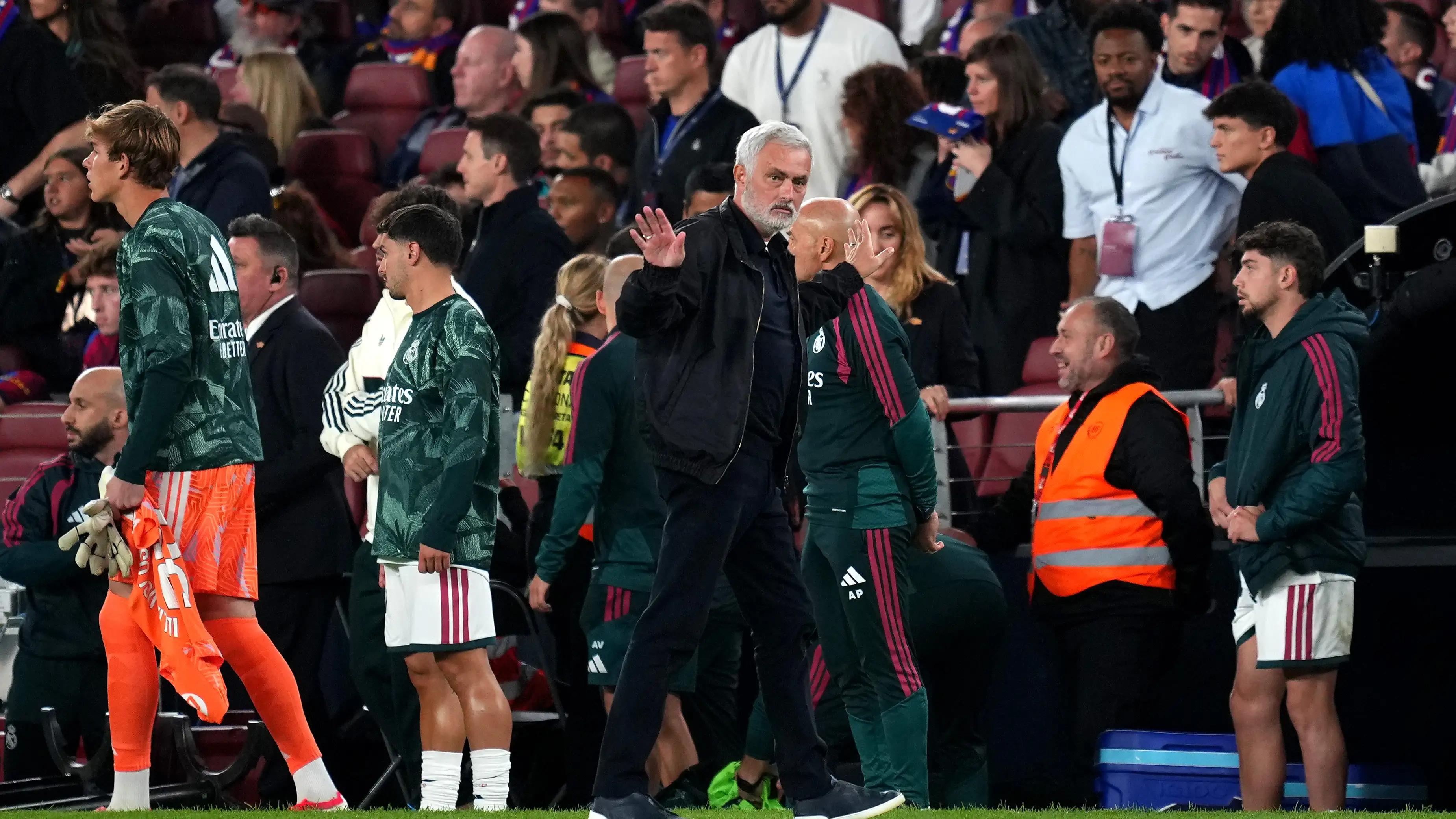 Video: Berlutut, menjulurkan lidah, dan kepalan tangan - selebrasi ikonik Mourinho di hadapan Barcelona