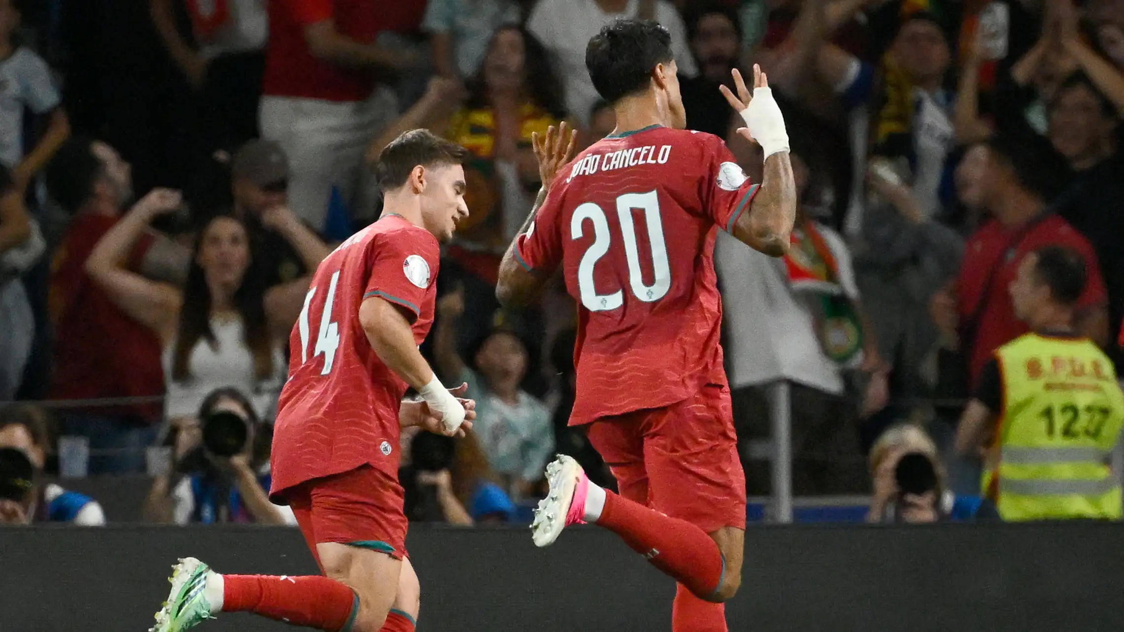 "Saya berbicara empat mata dengannya": Cancelo akhiri perdebatan soal kembalinya Cristiano ke timnas Portugal dengan kata-kata yang jelas