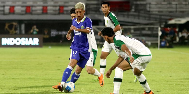 Live Skor Persib Vs Persebaya 1-1, Tandukan Yuran Fernandes Dihalau Adam Alis