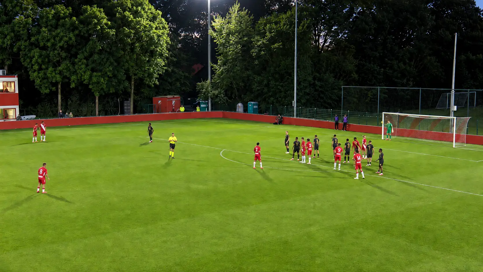 Fans Ajax tanpa ampun setelah blunder besar: "Pria ini tidak punya masa depan di klub"