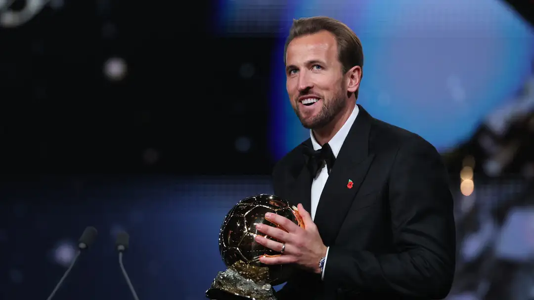“Harry! Harry! Harry!”: Harry Kane raih Ballon d’Or, jadi pria Inggris pertama dalam 25 tahun yang memenangkan penghargaan individu terbesar dalam sepak bola