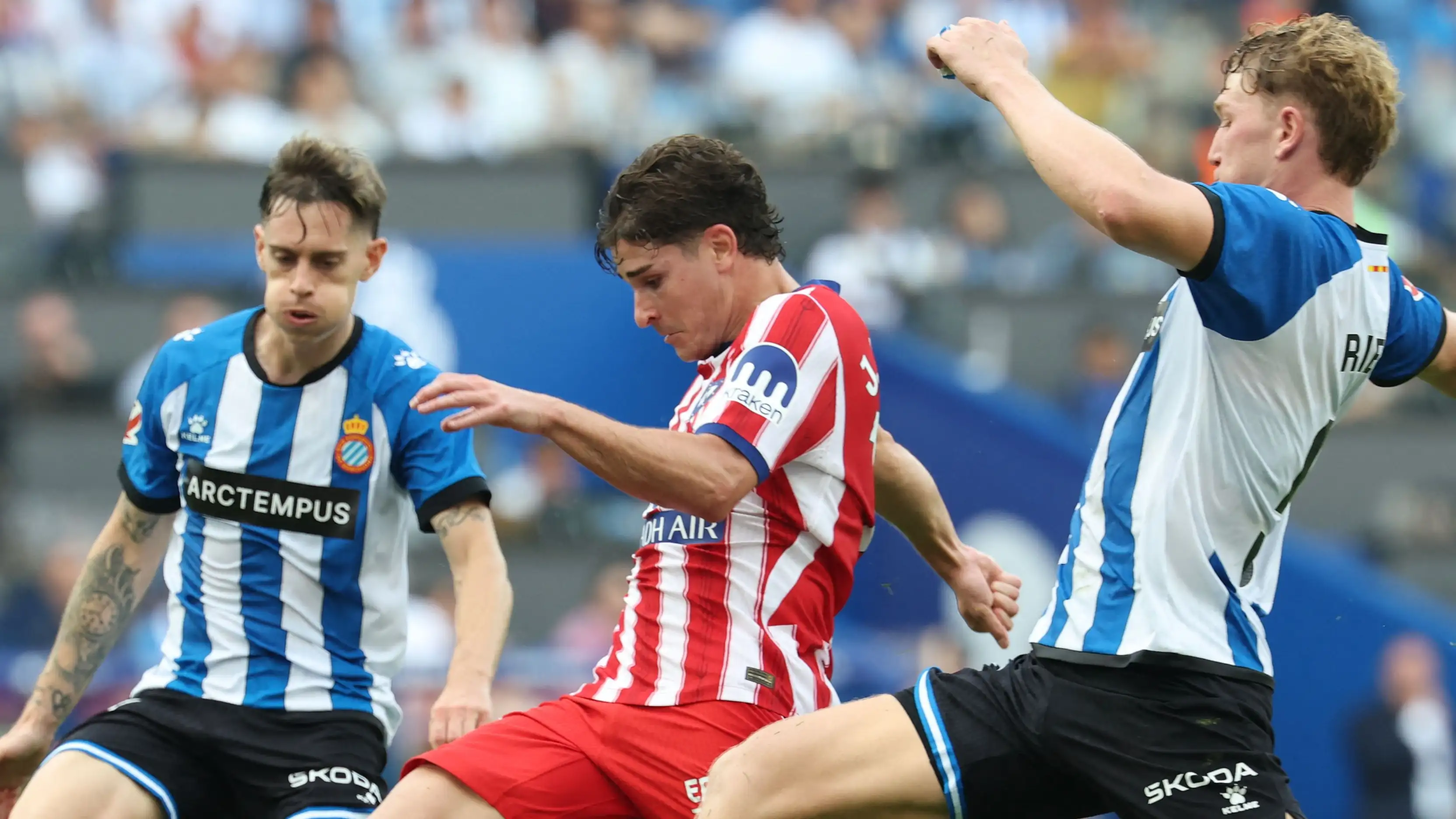 Sentuhan Alvarez: Atletico Madrid buru Barcelona usai kemenangan dramatis atas Espanyol