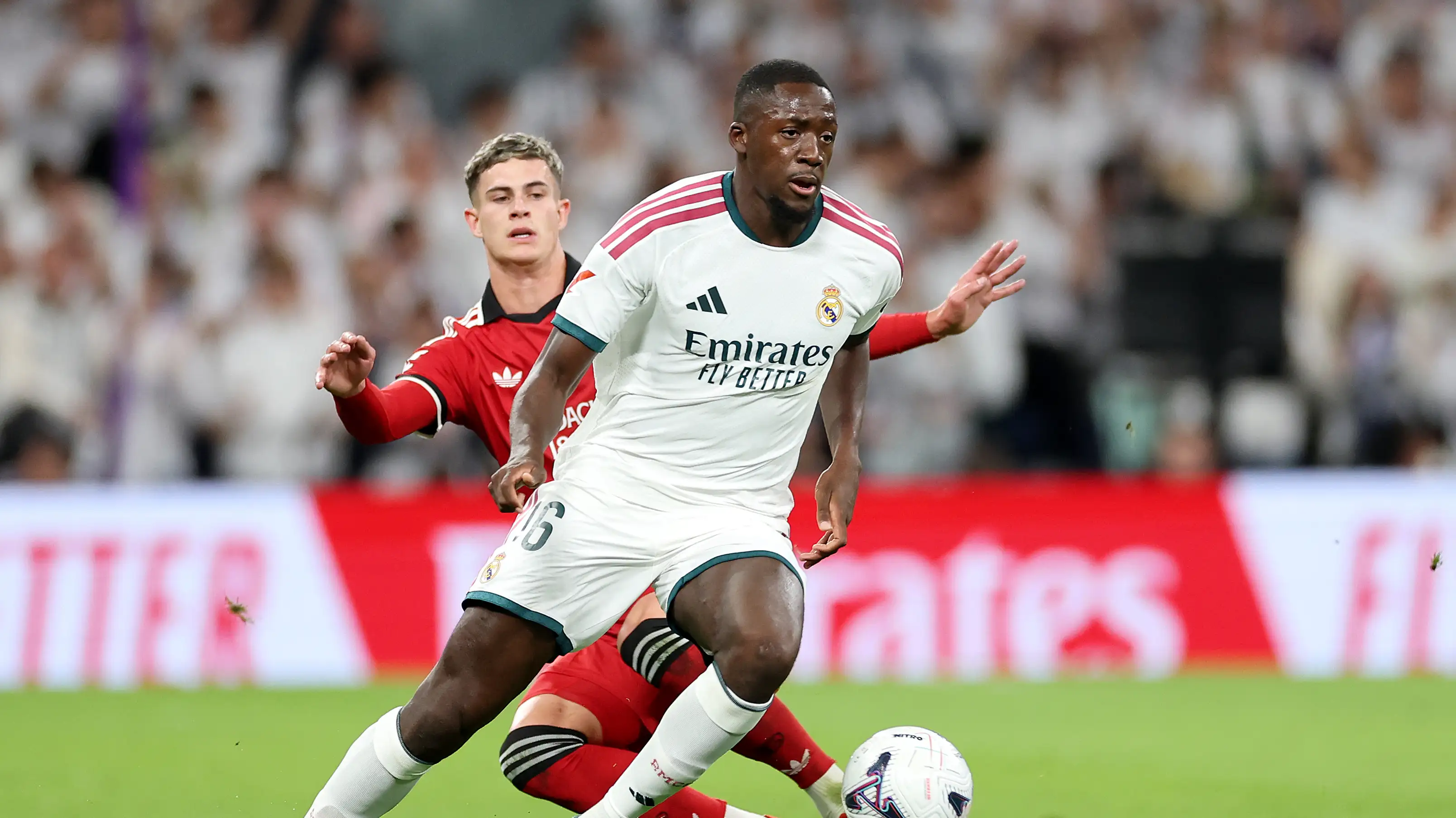 Kontroversi baru: foto tak biasa soal tekel Konaté pada pemain Sevilla sebelum gol Mbappé