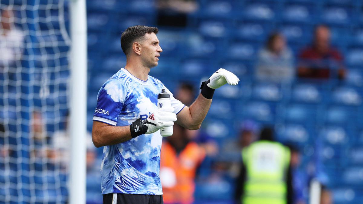 Debut di Chelsea dengan Kemenangan, Emiliano Martinez Full Senyum!