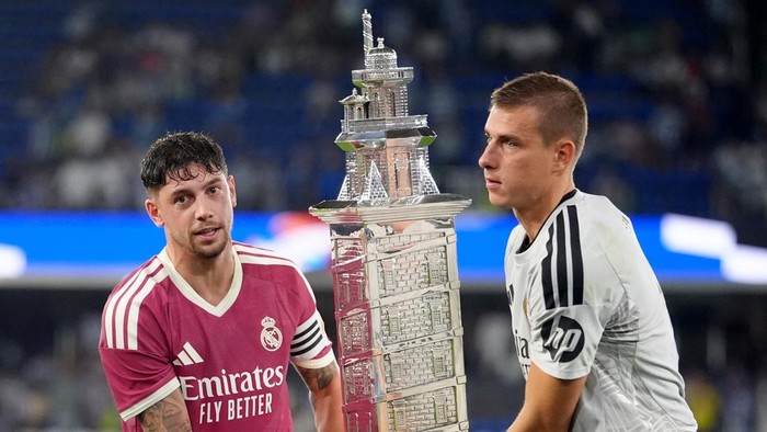 Vinicius Tertawa Dapat Trofi Pramusim Berukuran Jumbo
