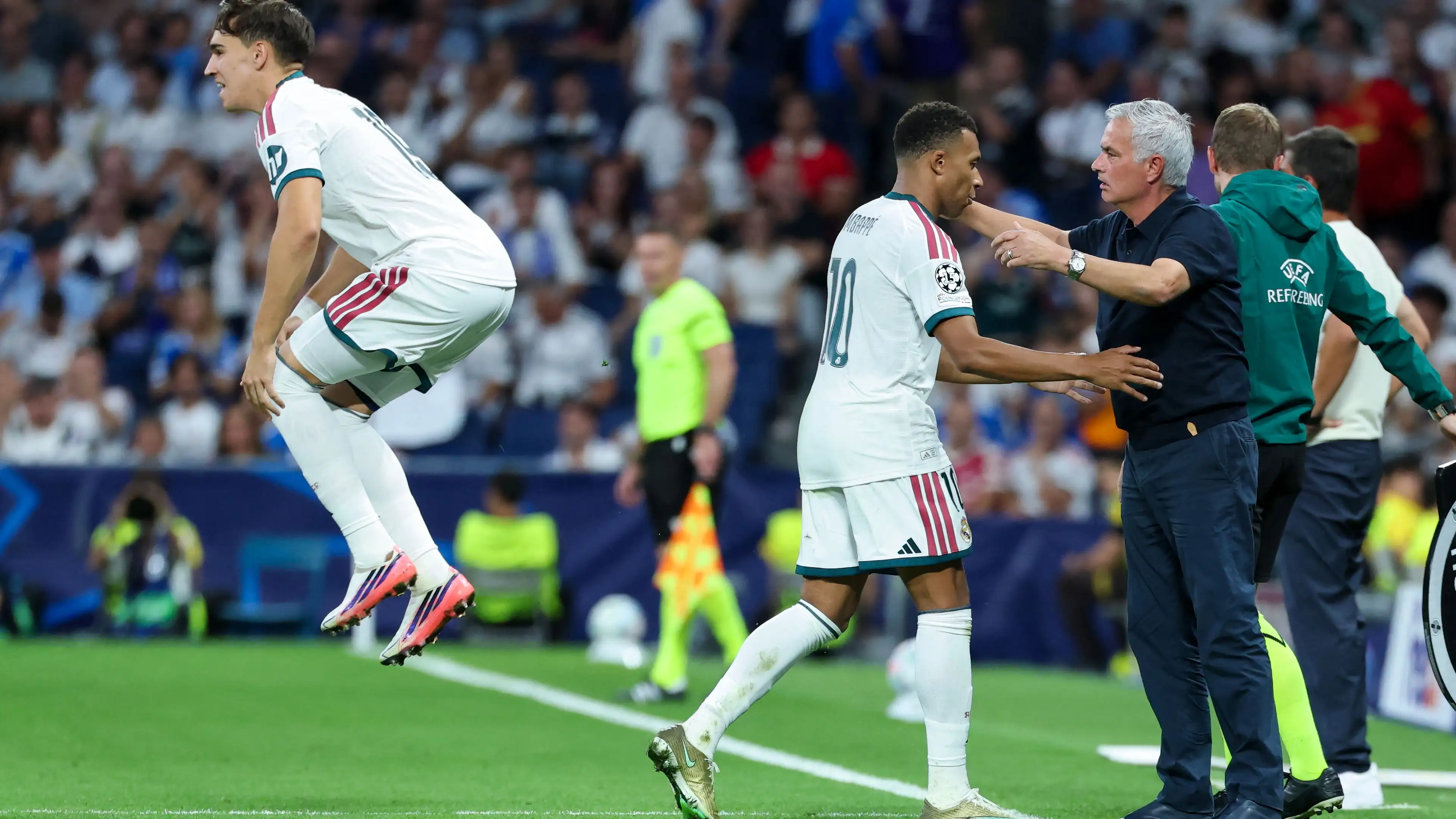 Teguran dan kekesalan: reaksi aneh Mourinho saat Mbappe ditarik keluar