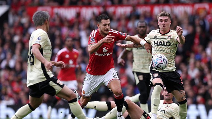 Gary Neville Berandai-andai MU Bisa Lanjut Belanja Bek