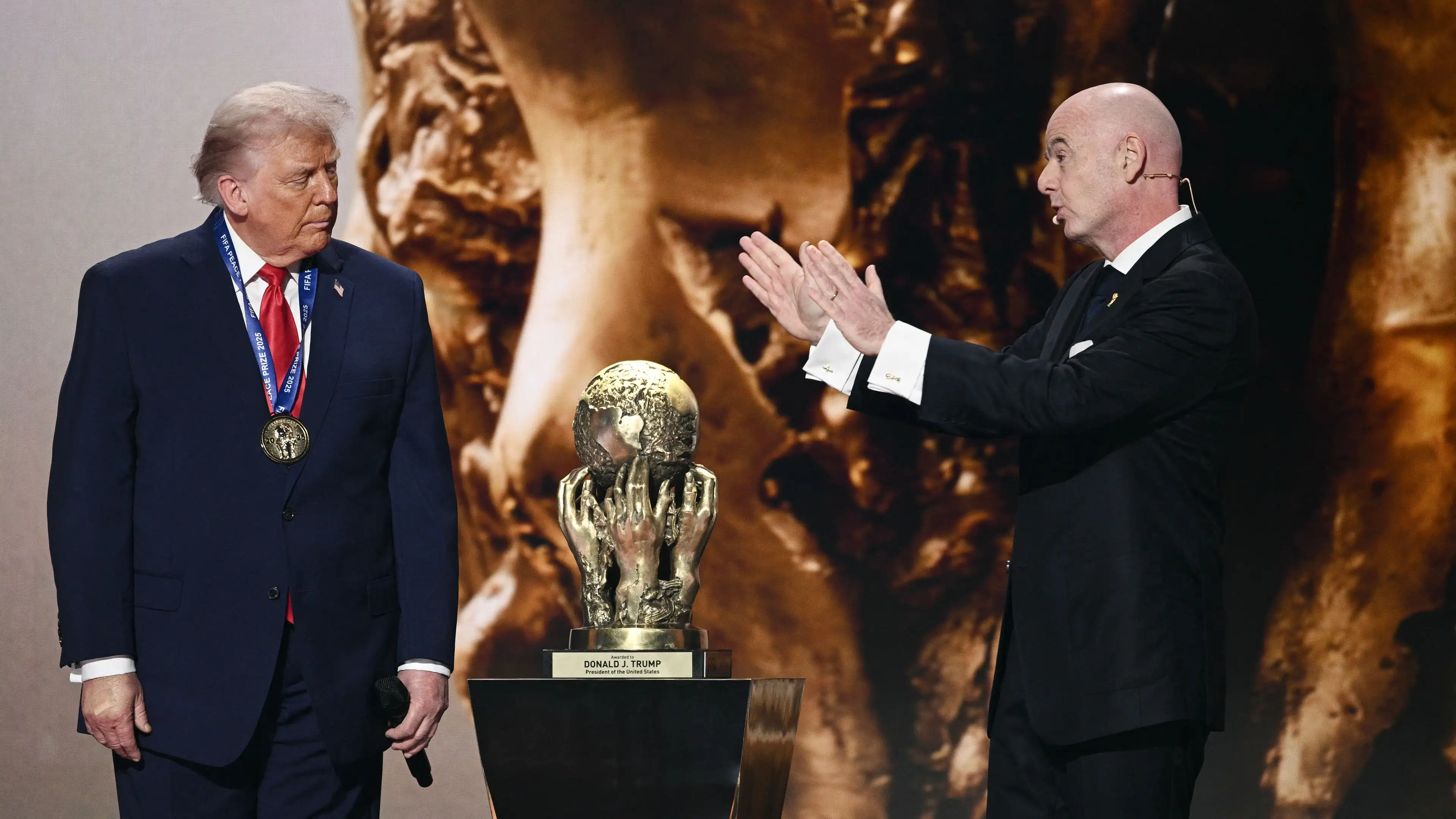 Perang memperebutkan takhta FIFA: Trump berjanji menyelamatkan Infantino hingga akhir