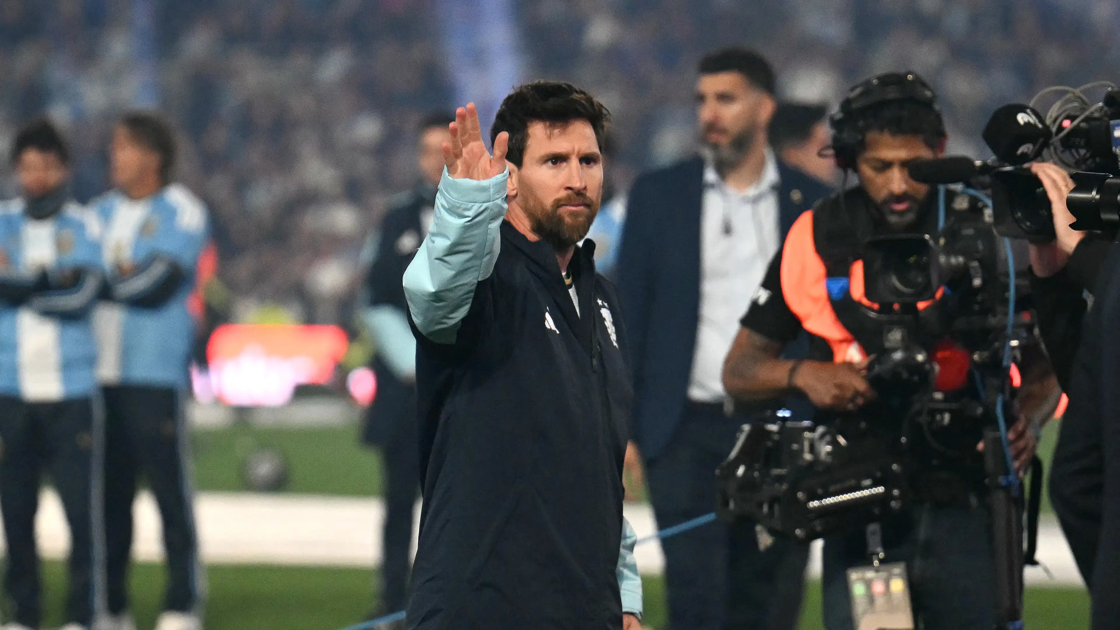 "Saya tidak akan meninggalkan timnas": Messi memecah keheningan di hadapan dunia pada malam pensiunnya
