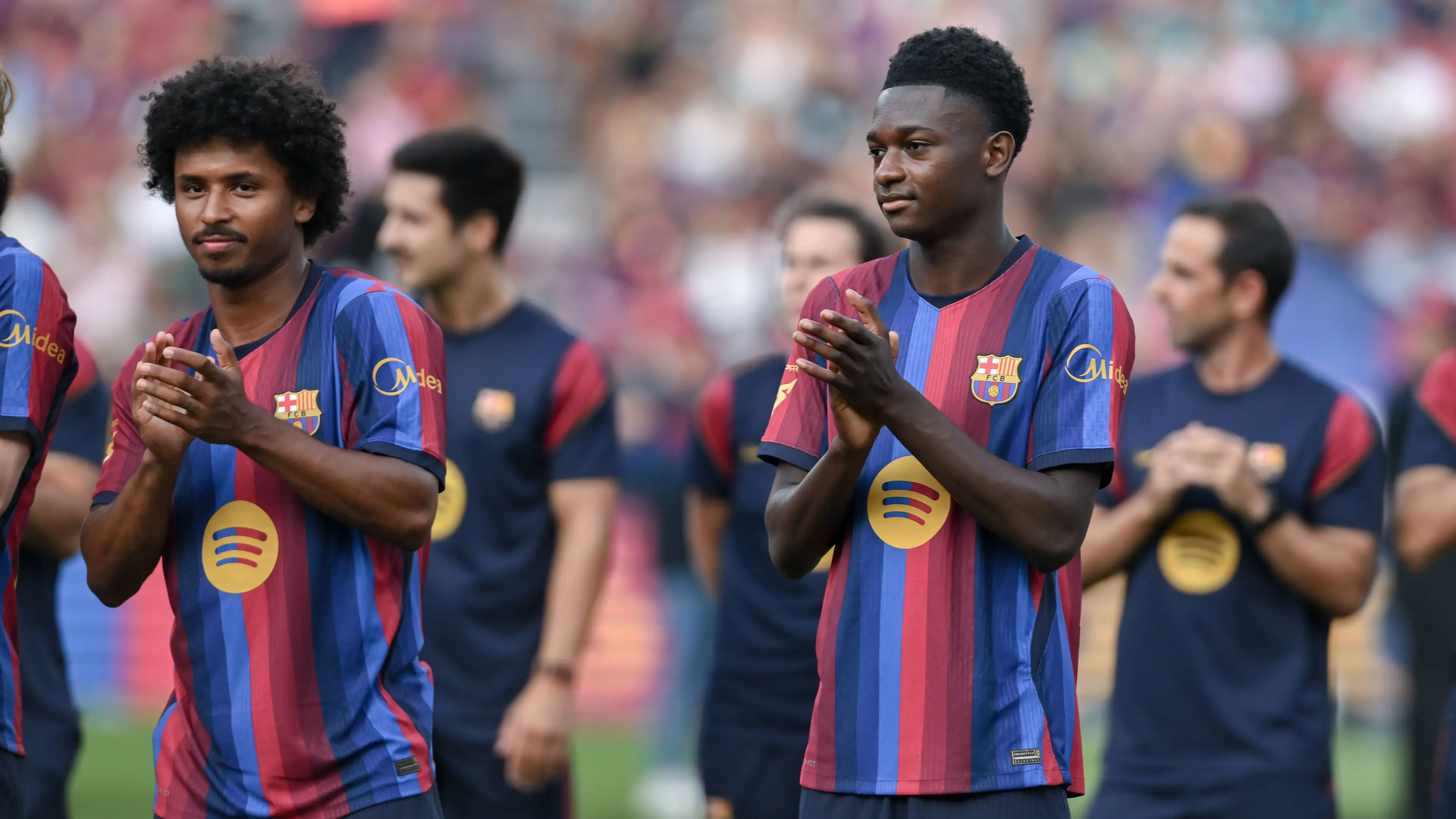 Meninggalkan lapangan dengan tandu dan kembali dengan dua tongkat penyangga: Diagnosis awal cedera pemain baru Barcelona terungkap