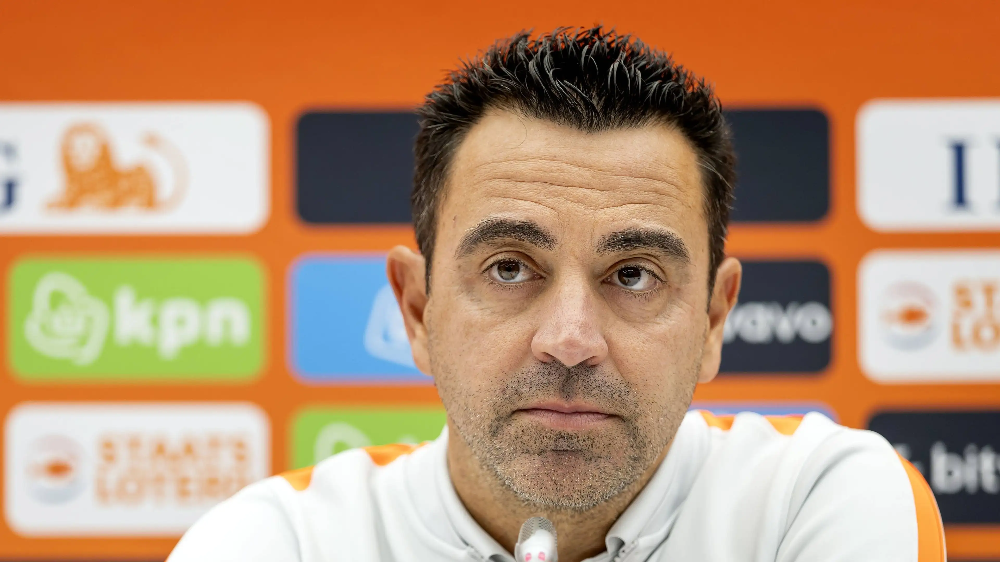 Xavi menempatkan pemain Belanda ini di tribune untuk duel melawan Serbia