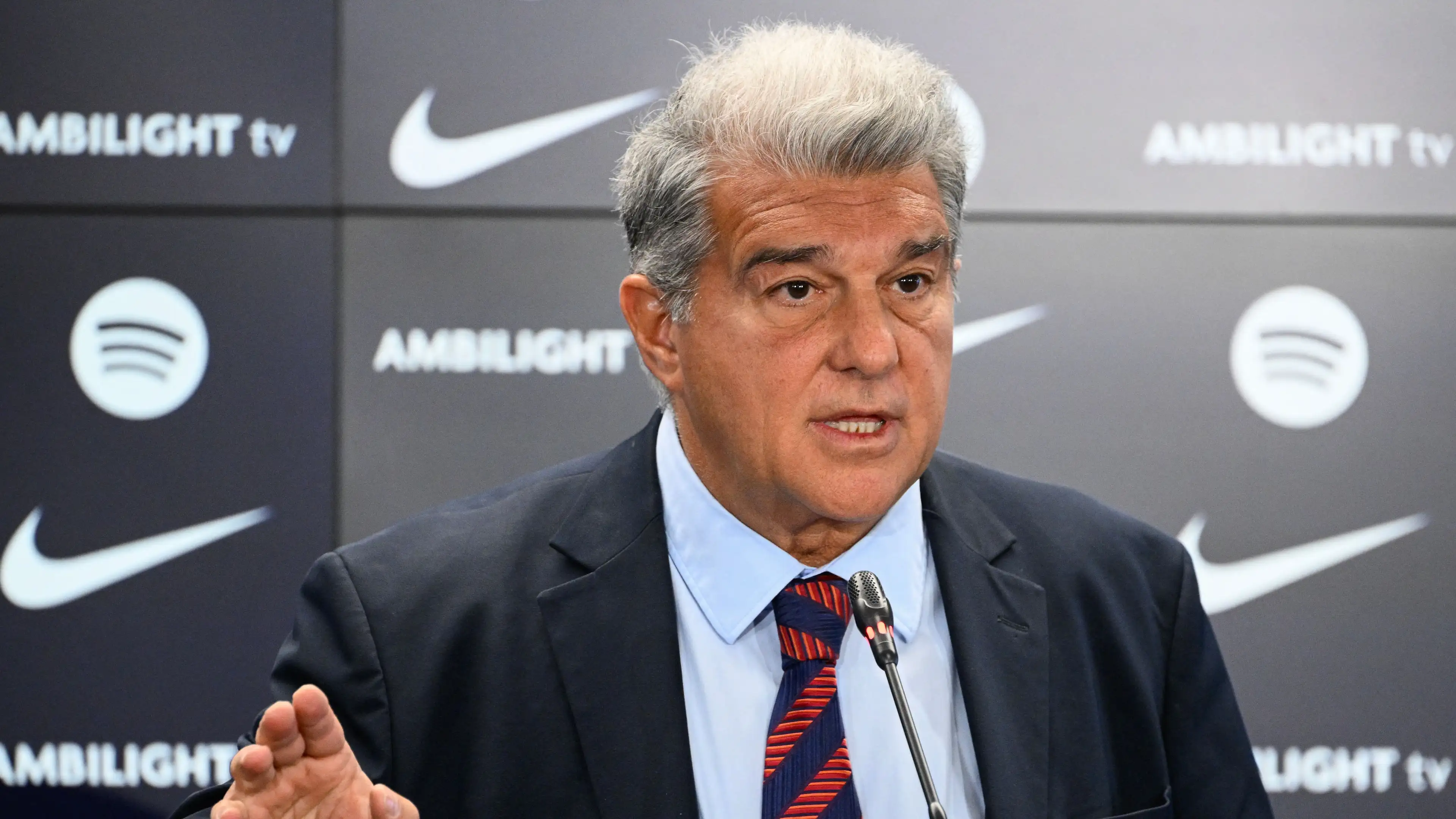 Mundur di detik-detik terakhir: mengapa Laporta terbang ke Italia?