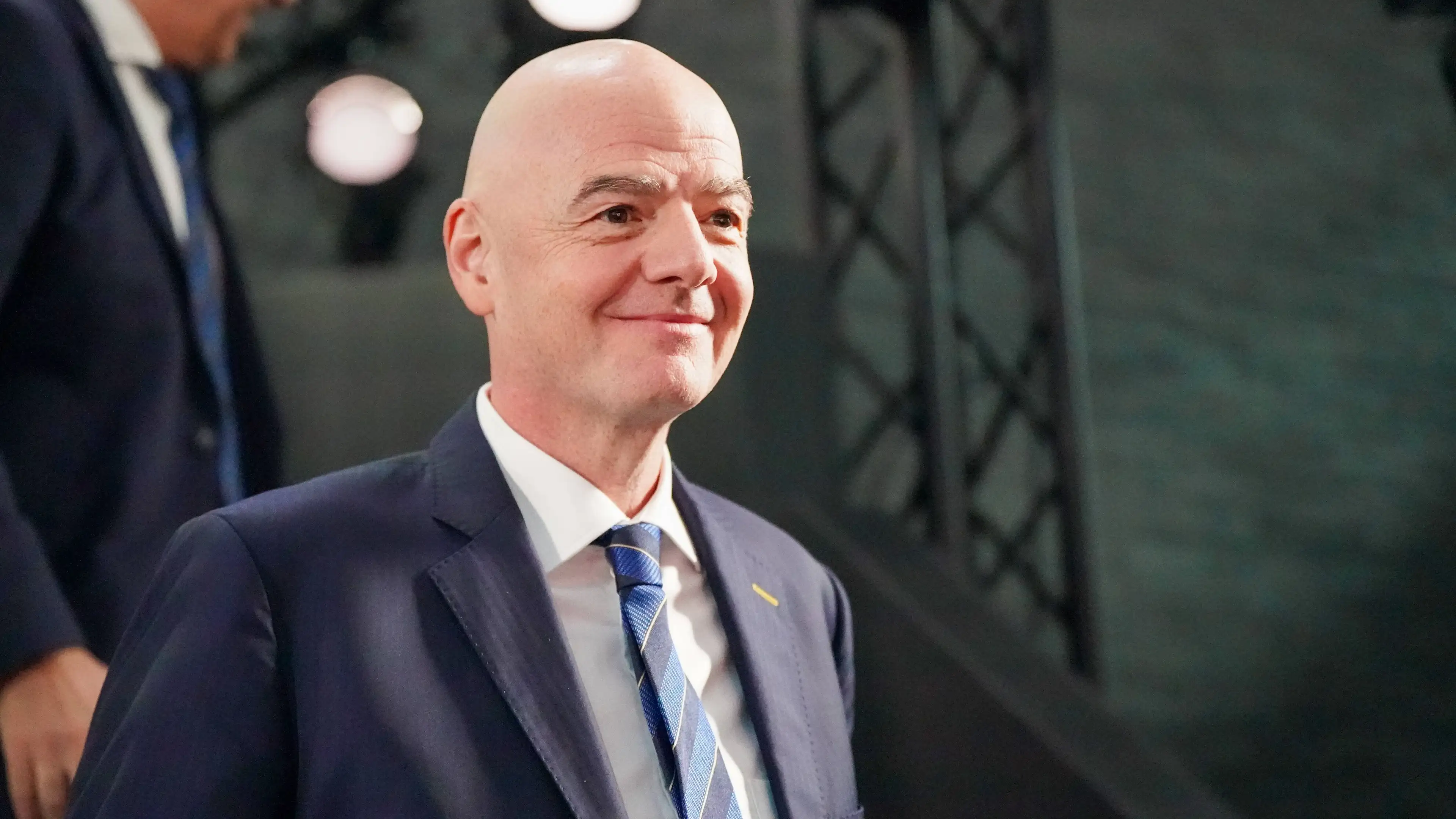 UEFA tak menerima alasan dan mendorong Infantino ke arah pintu keluar