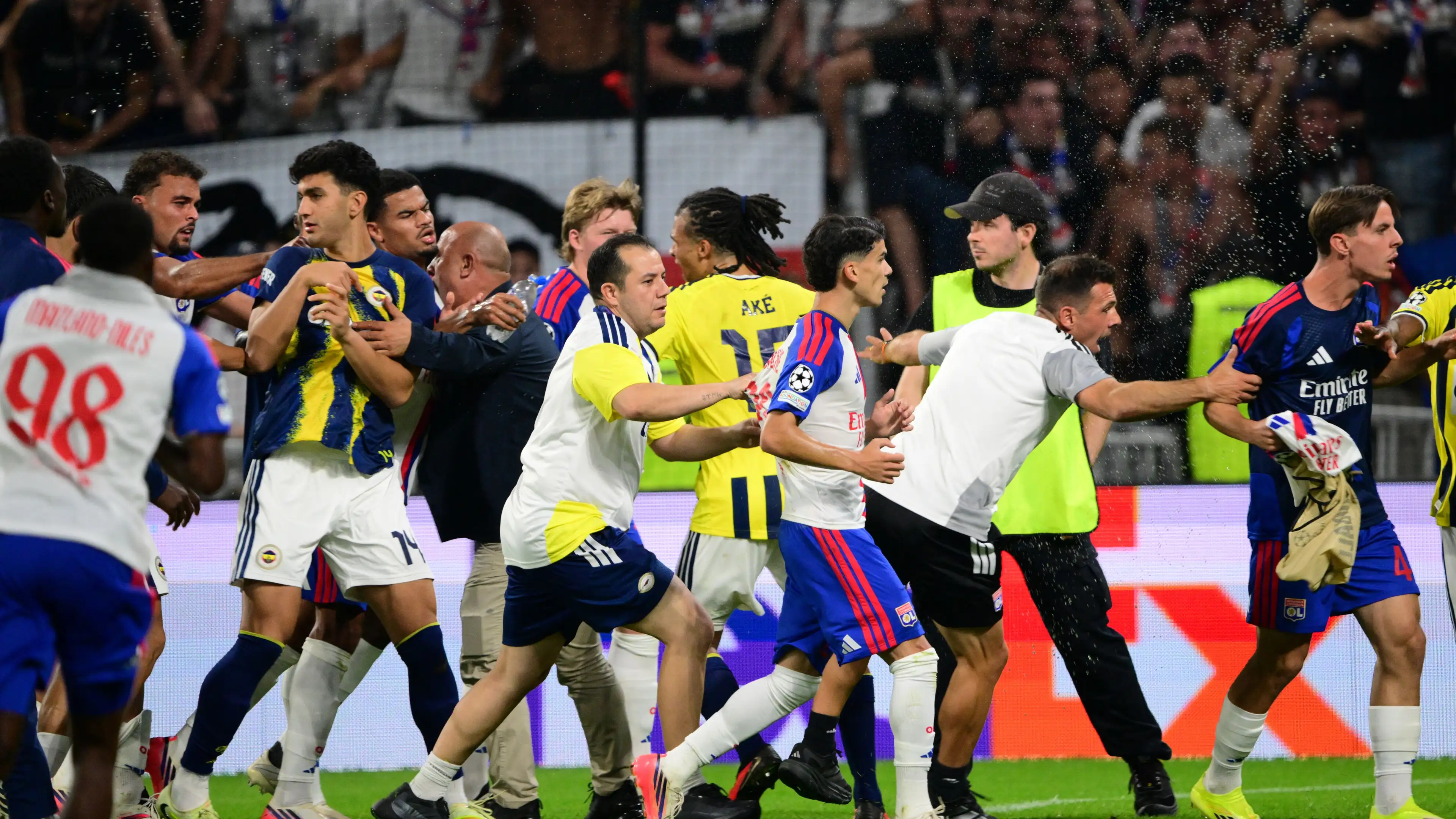 Video: Kekacauan di Liga Champions Eropa - Isyarat cabul dan bentrokan dalam laga Fenerbahce vs Lyon