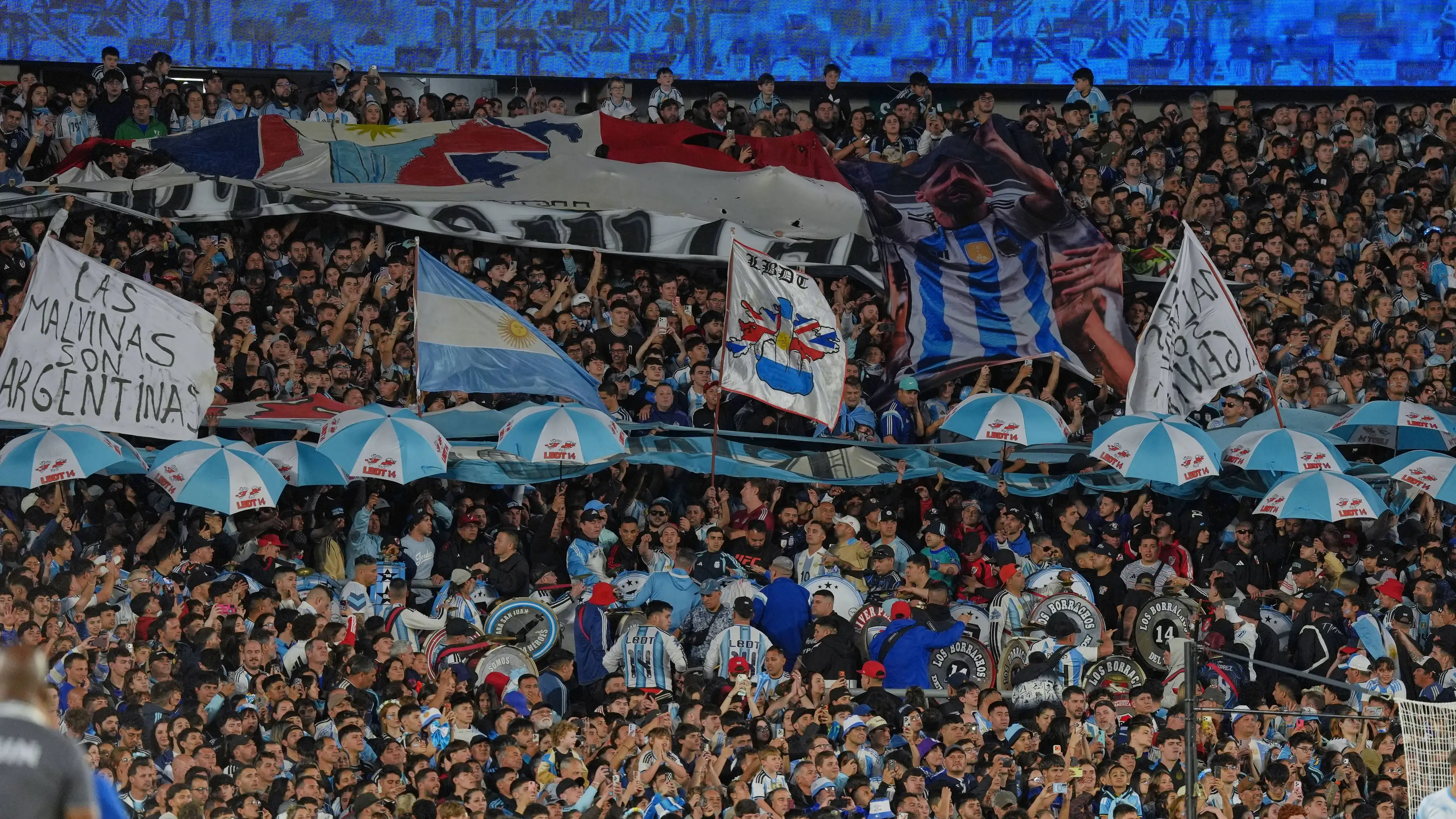 Penonton pada laga perpisahan Messi kompak melantunkan chant yang sangat menyakitkan tentang satu pemain Argentina