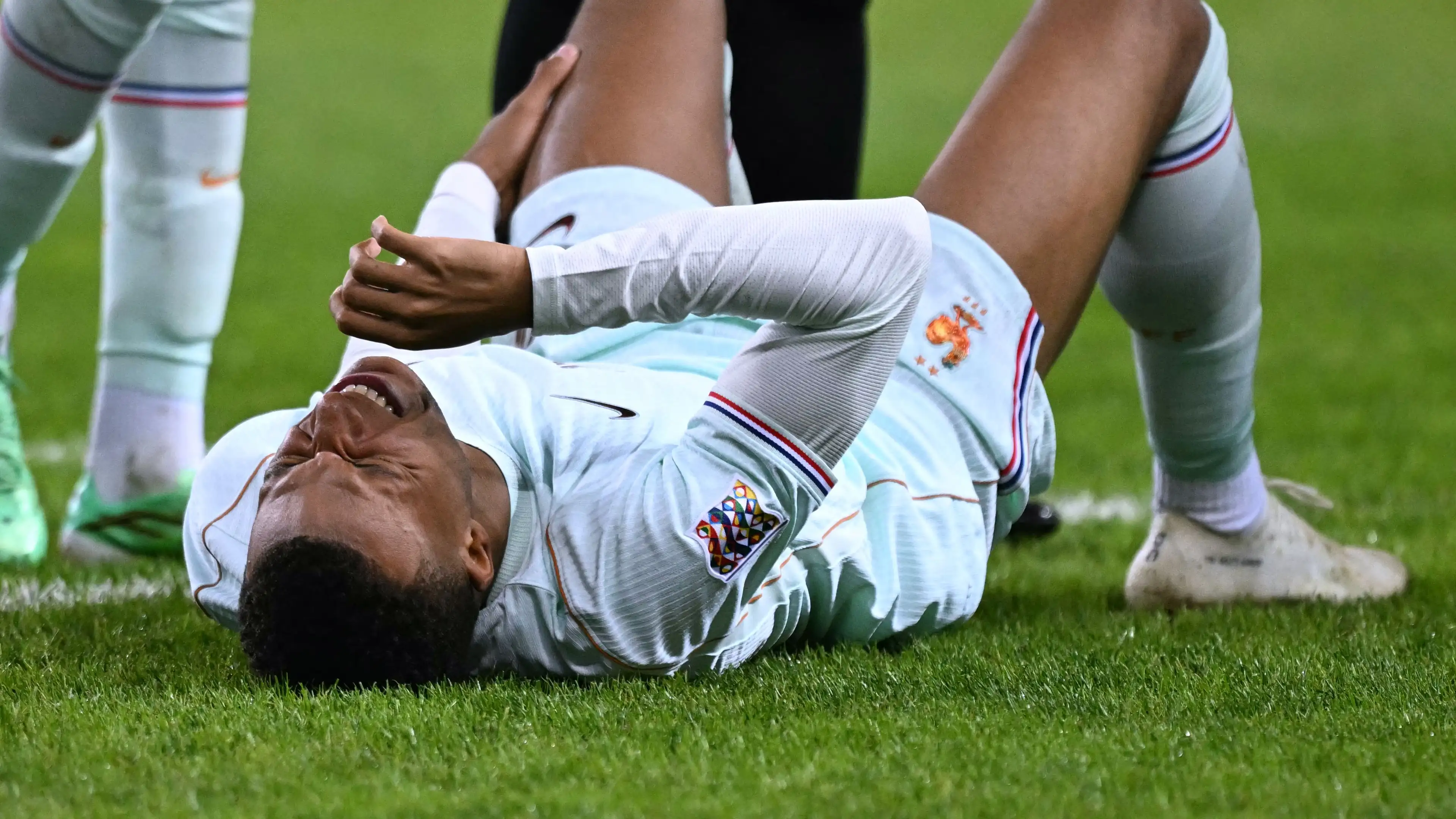 Gol di Turki dibayar mahal? Kekhawatiran besar untuk Kylian Mbappe - bintang Real ditarik keluar karena cedera setelah gol pembuka untuk Prancis