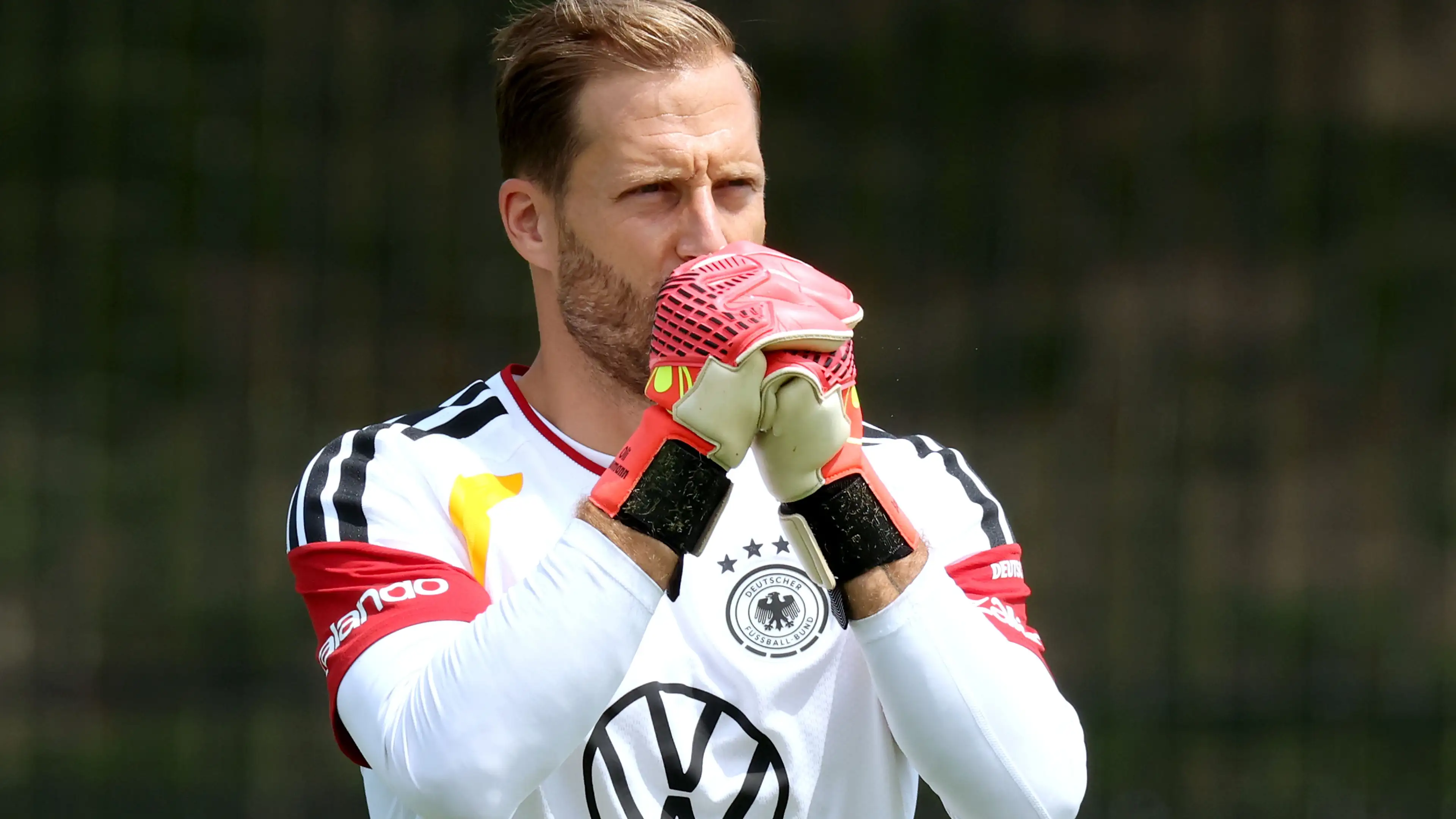 Pergantian jersey sesaat setelah peluit akhir: Oliver Baumann menceritakan kegilaan FIFA di Piala Dunia