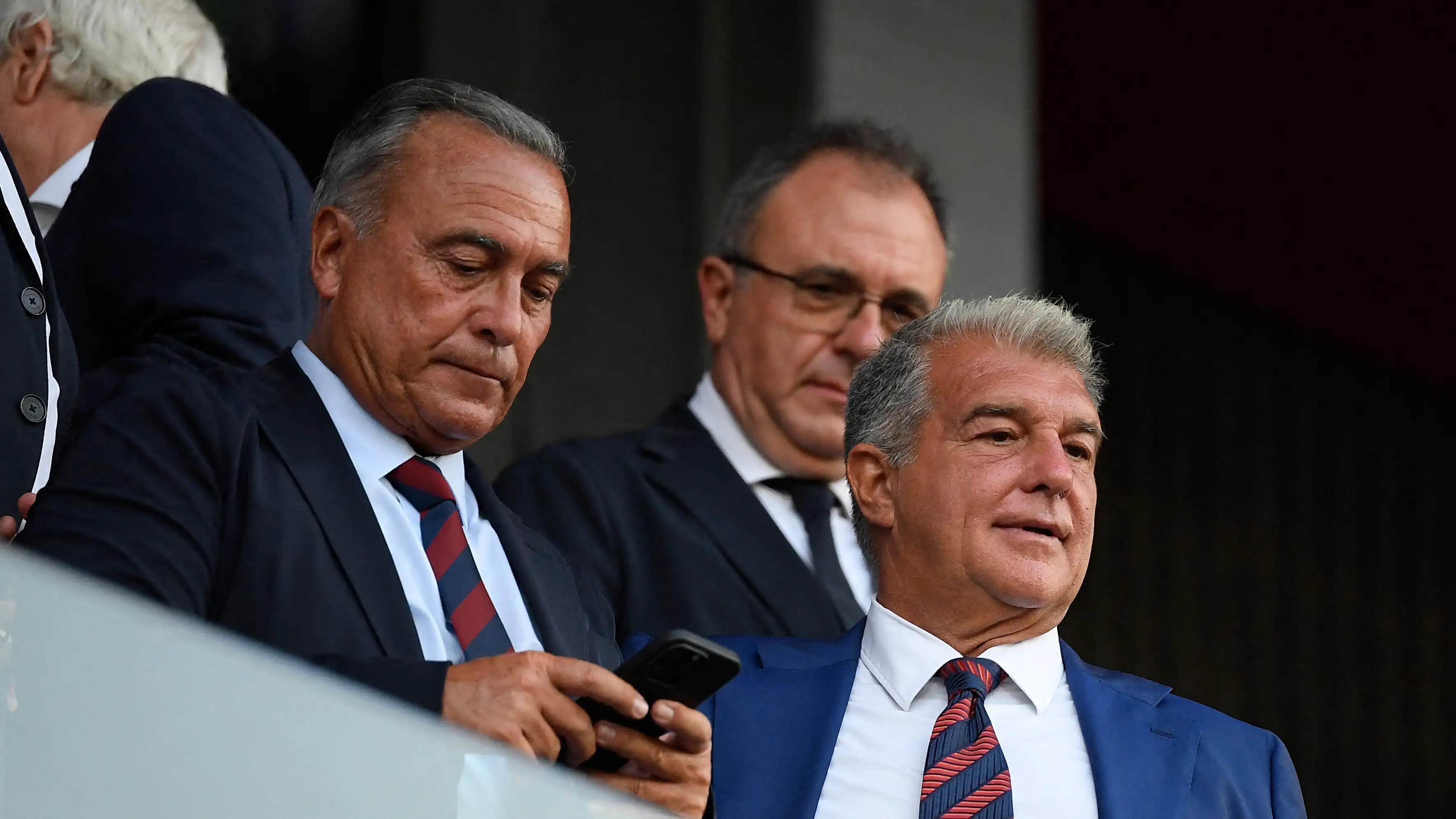 Laporta dan Rafa Yuste Terbang ke Belanda dalam Misi Kemanusiaan