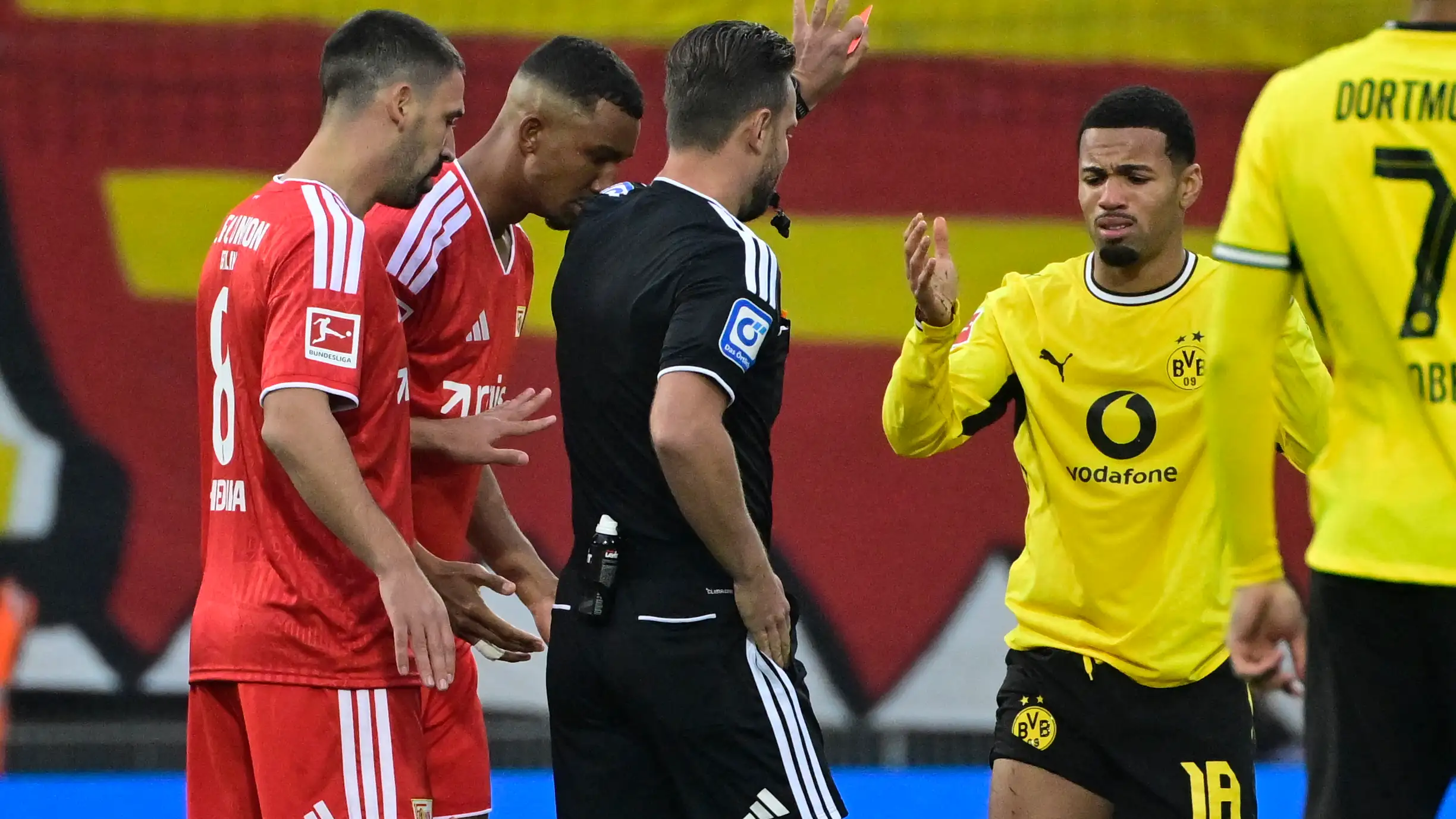 Kartu merah untuk bintang BVB Ethan Nwaneri setelah 18 detik! Wasit membuat Niko Kovac kaget sesaat lalu tertawa di Berlin