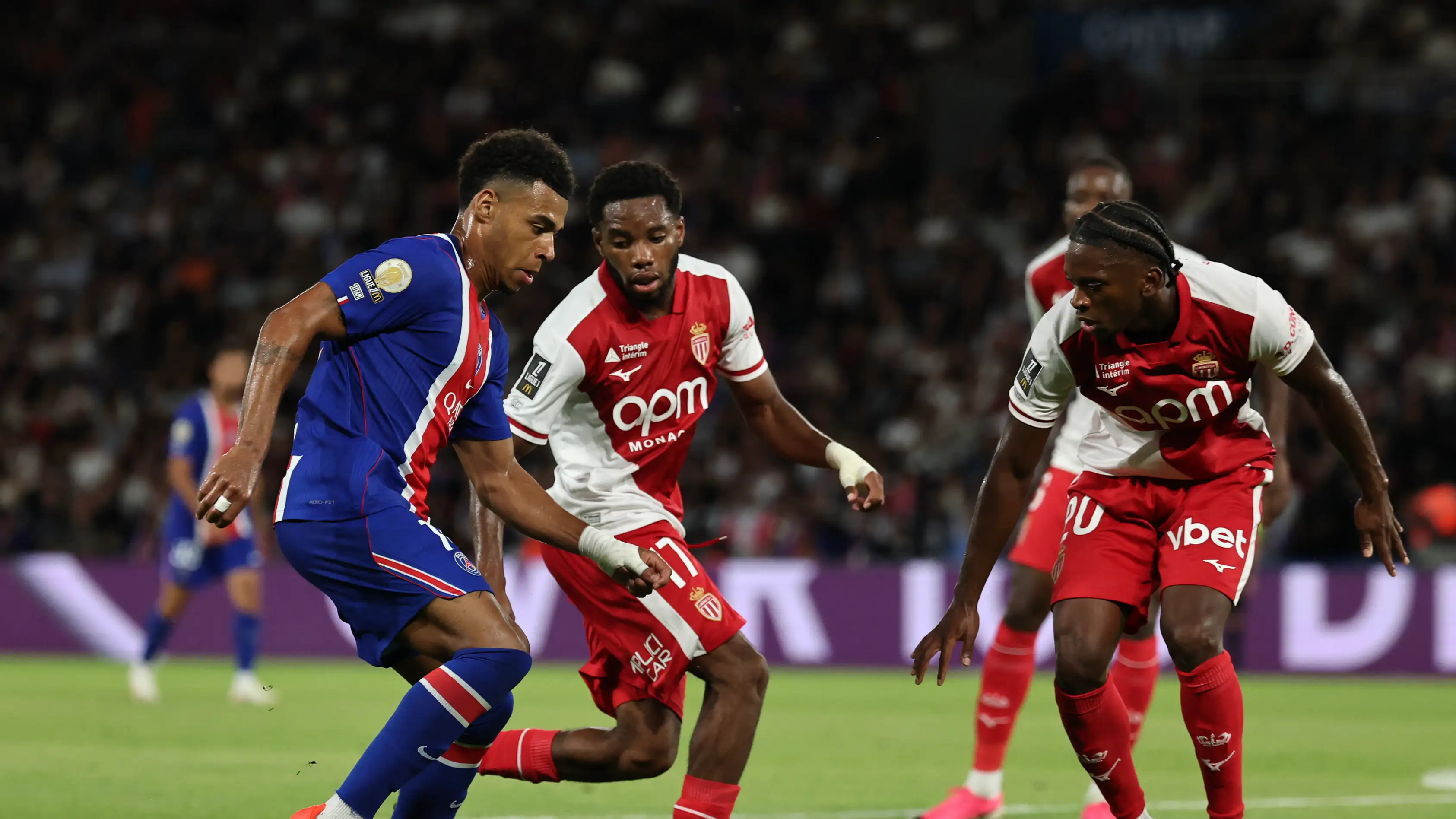 Krisis di Paris Saint-Germain: bukan Mika Godts, melainkan eks pemain Ajax lainnya dan Jordan Teze yang mencuri perhatian
