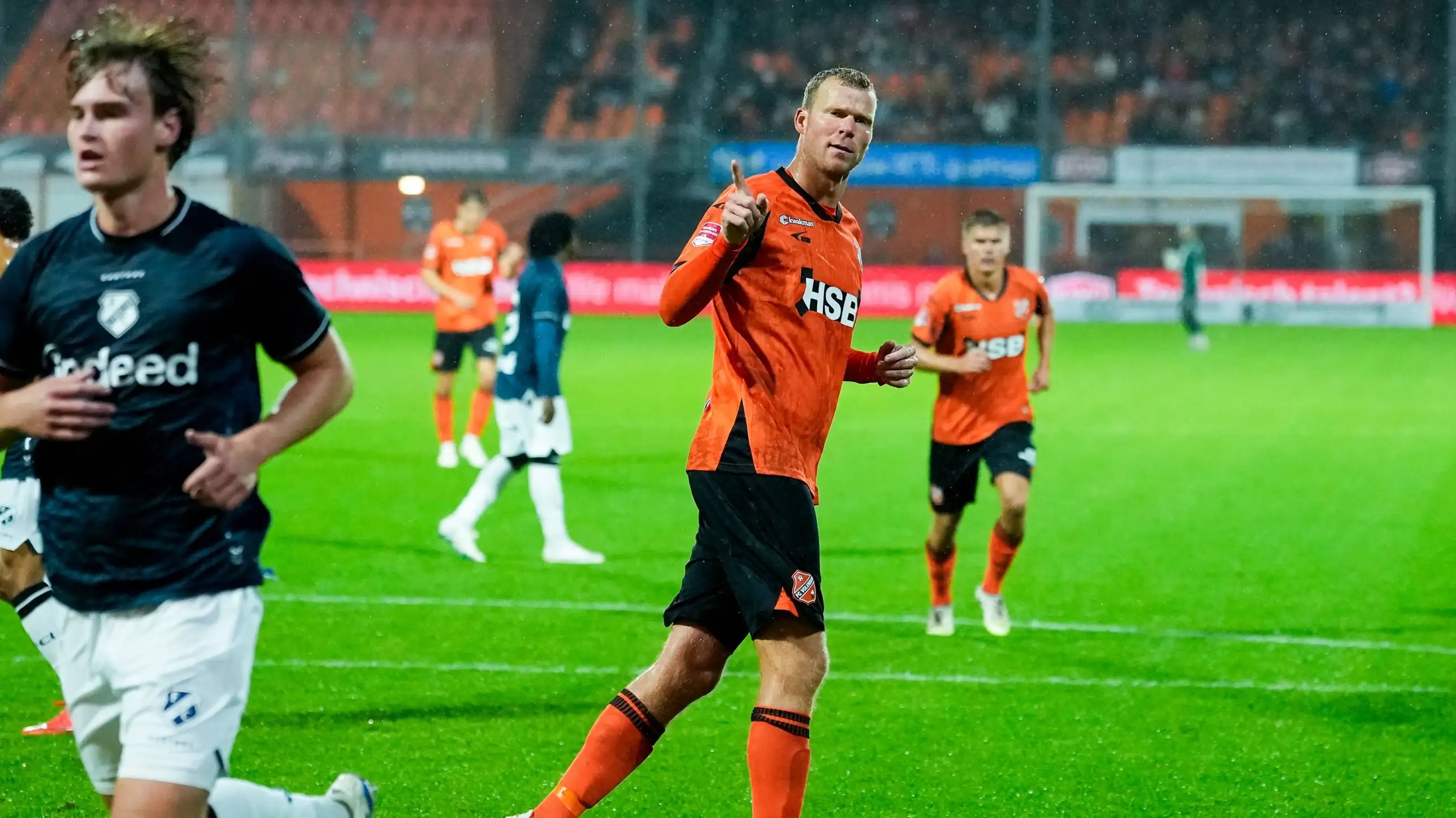 Rekrutan Cruyff, Camara, selamatkan Jong Ajax lewat tendangan bebas menawan; Veerman dan Van der Hurk cetak hat-trick tulen