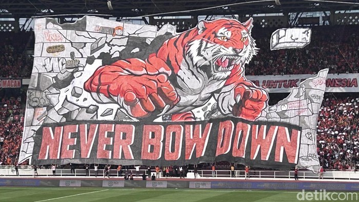 Persija Vs Persib: The Jakmania Bentangkan Tifo 'Never Bow Down' di GBK
