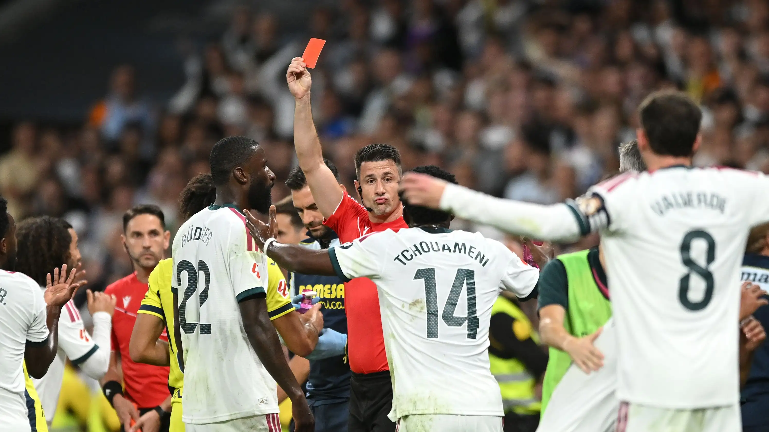 Meski penilaian wasit mengejutkan, apakah Madrid dirugikan dengan kartu merah Vinicius?