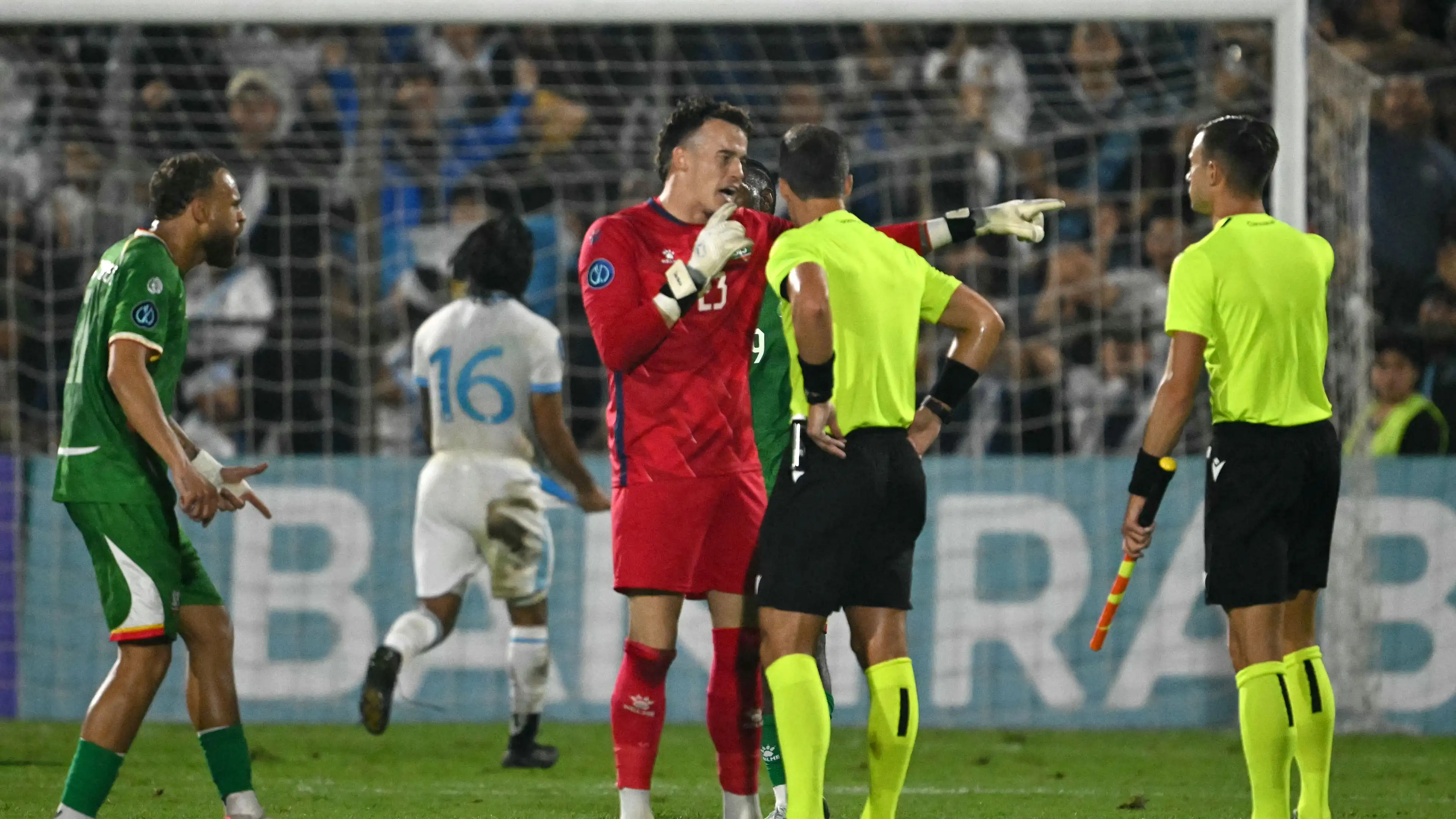 Media di Guatemala tanpa ampun terhadap Vaessen dan mendesak CONCACAF untuk bertindak