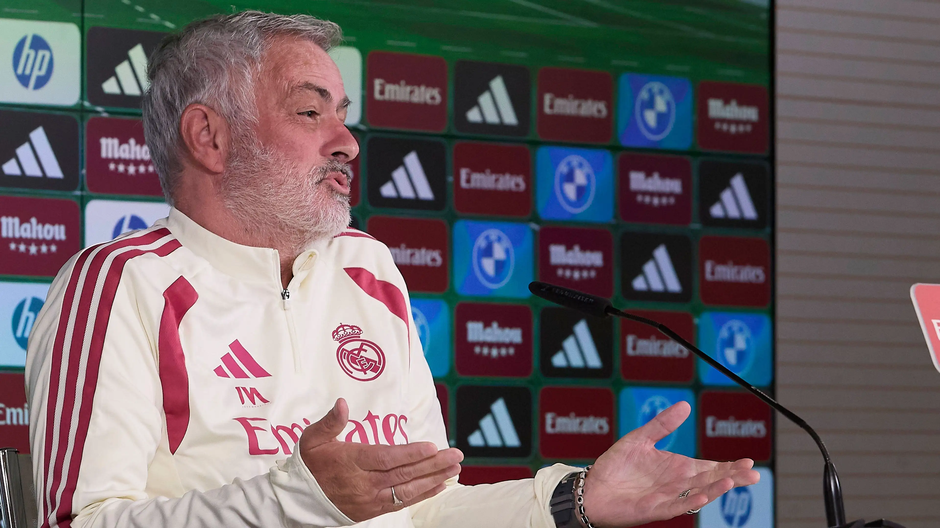 "Saya tidak bodoh, dan saya tidak percaya takhayul" Mourinho panaskan El Clasico dengan pernyataan sarkastis