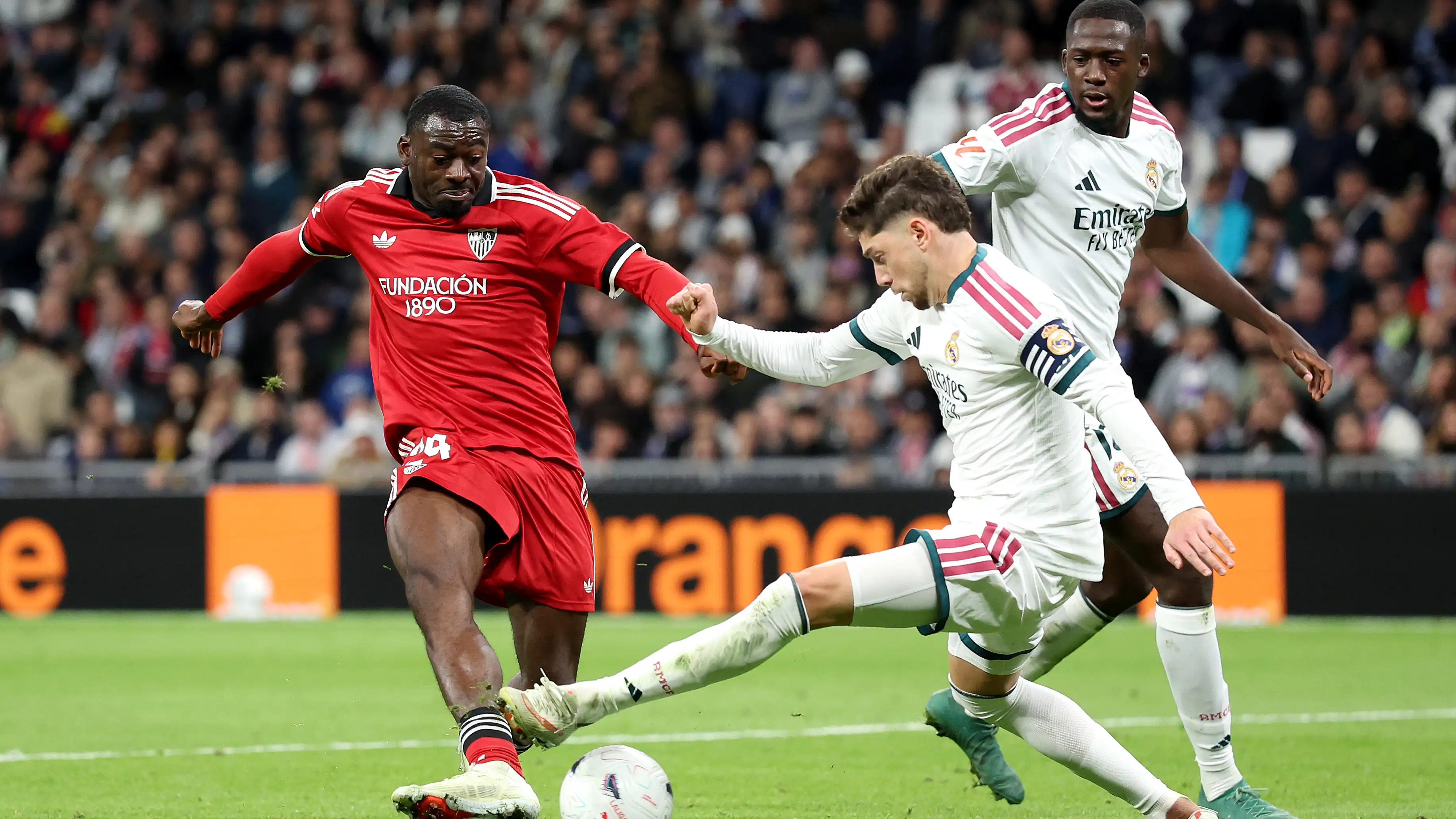 "Kami sudah tahu bagaimana segalanya berjalan di Bernabeu" - Para pemain Sevilla melancarkan kritik keras terhadap kepemimpinan wasit di laga melawan Real Madrid