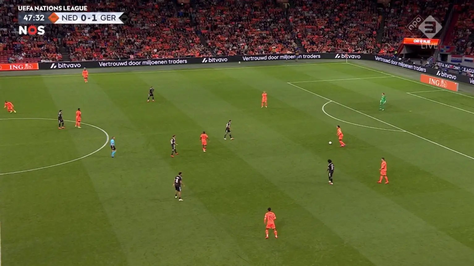 Para penonton tim nasional Belanda ramai-ramai menunjuk mata rantai terlemah: "Semoga Xavi juga melihat ini"