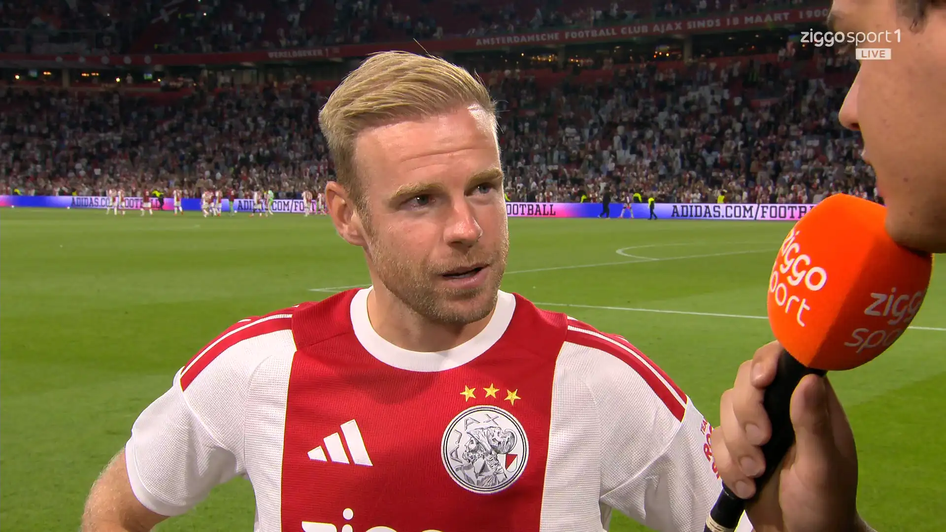 Davy Klaassen tak ragu sedetik pun dan langsung mengirim pesan kepada Mika Godts setelah Ajax vs Shelbourne