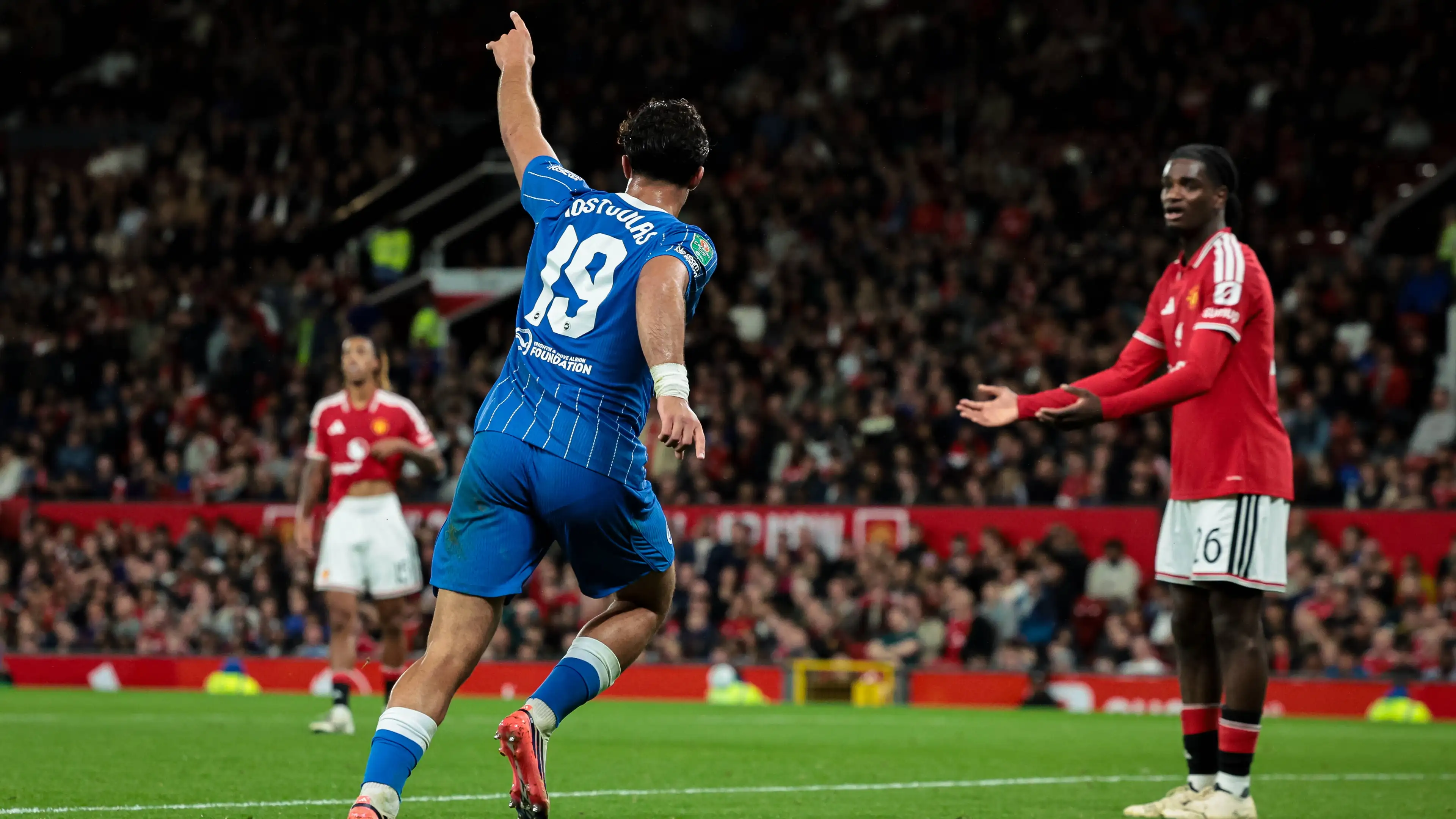 Brighton menuntaskan comeback sensasional dan menyingkirkan Manchester United dari Piala Carabao