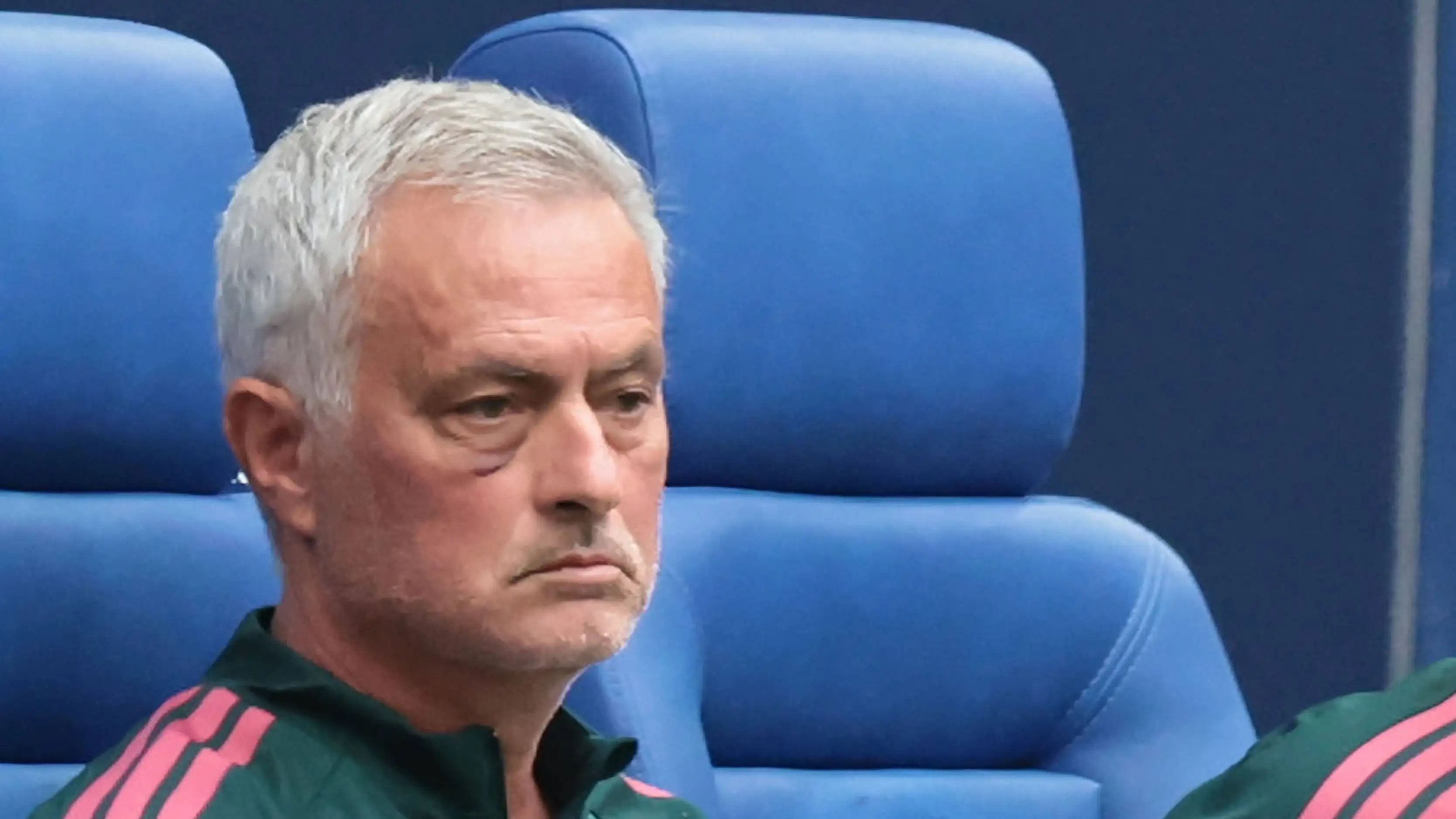 Kemunculan Mourinho dengan mata bengkak memicu kontroversi: apa ceritanya?