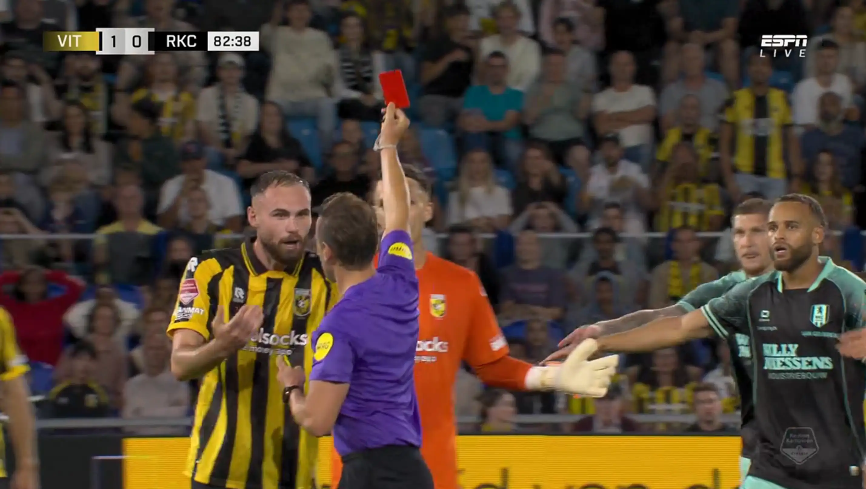Kartu merah aneh di Eerste Divisie: kiper tiba-tiba melayangkan pukulan kepada lawan