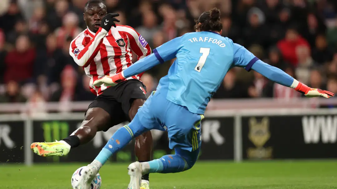 James Trafford buktikan kelayakannya membela Inggris kepada Jordan Pickford saat Leeds United tahan imbang Sunderland dalam laga yang diterpa angin kencang