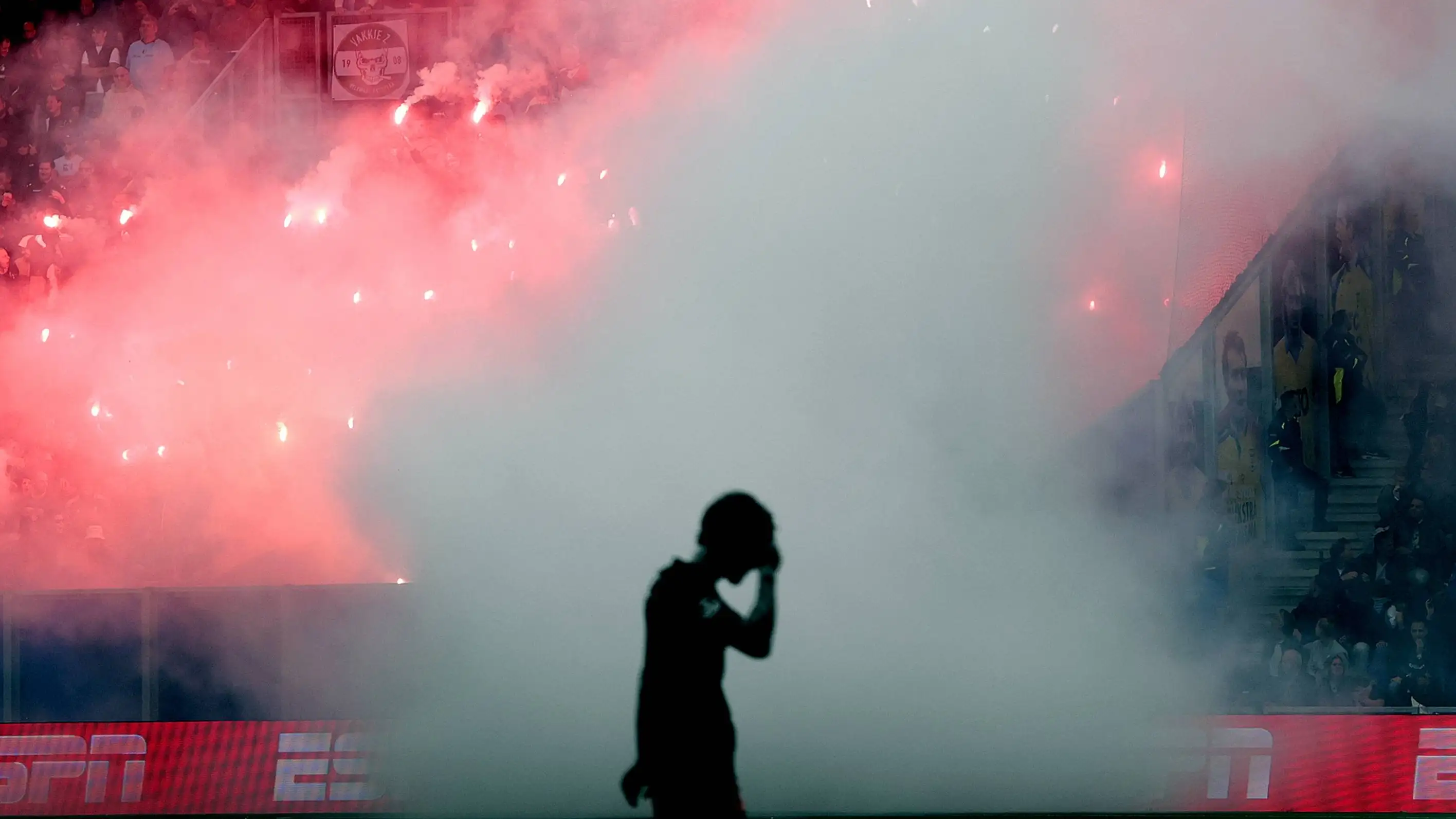 Insiden kembang api saat SC Cambuur vs Feyenoord berdampak besar bagi pria 41 tahun itu