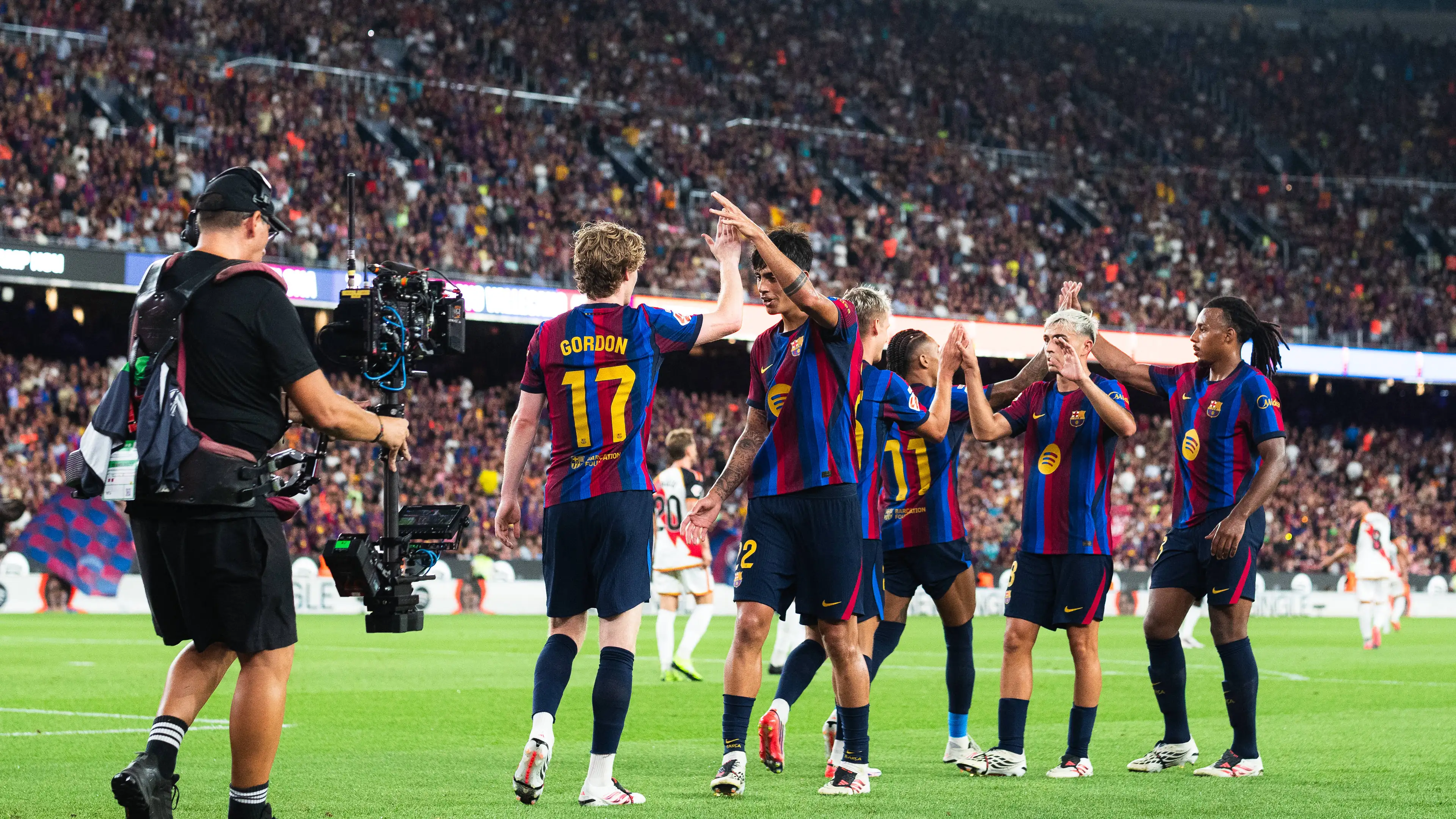 FC Barcelona mencetak gol-gol indah dalam kemenangan dengan banyak gol dan merebut posisi puncak klasemen