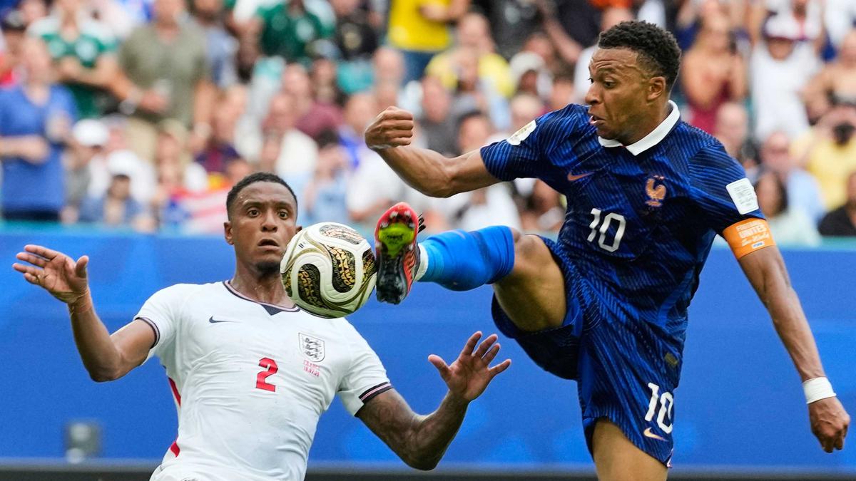 Arsenal Rekrut Ezri Konsa, Bisa Debut Lawan Mantan